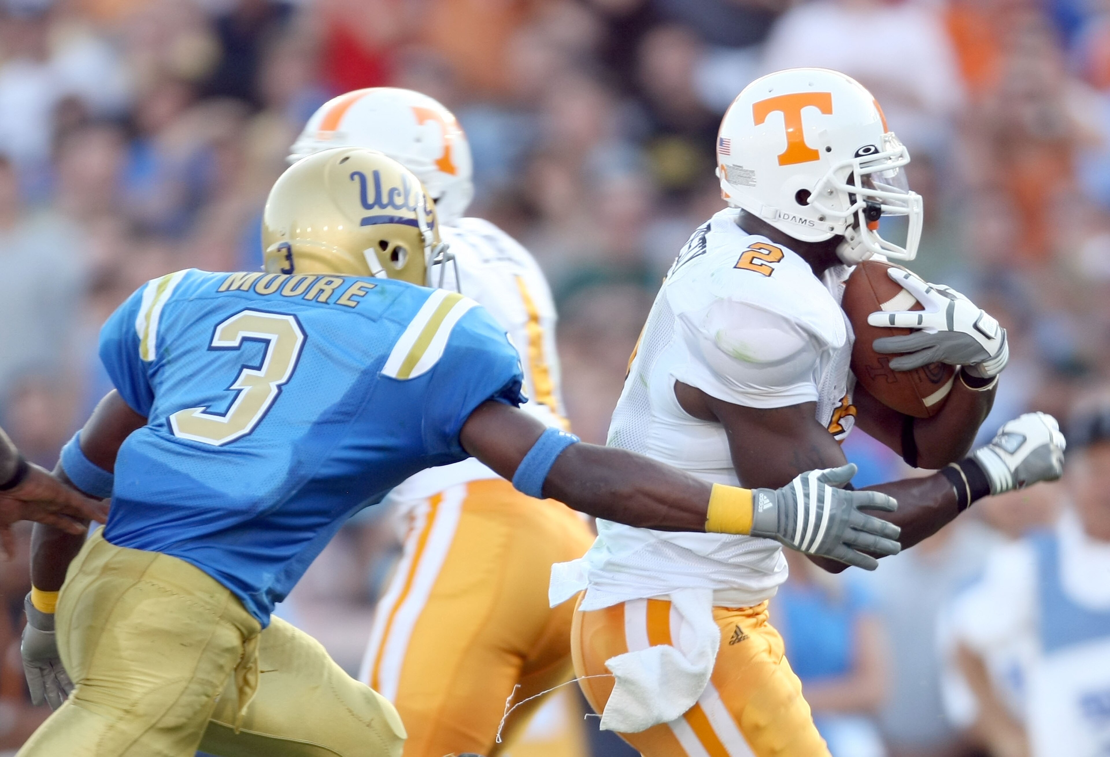 PASADENA, CA - SEPTEMBER 01: Montario Hardesty #2 of the Tennessee Volunteers runs past Rahim Moore #3 of the UCLA Bruins to score a touchdown to tie the score at 7-7 during the second quarter at the Rose Bowl on September 1, 2008 in Pasadena, Californi PASADENA, CA - SEPTEMBER 01: Montario Hardesty #2 of the Tennessee Volunteers runs past Rahim Moore #3 of the UCLA Bruins to score a touchdown to tie the score at 7-7 during the second quarter at the Rose Bowl on September 1, 2008 in Pasadena, Californi
