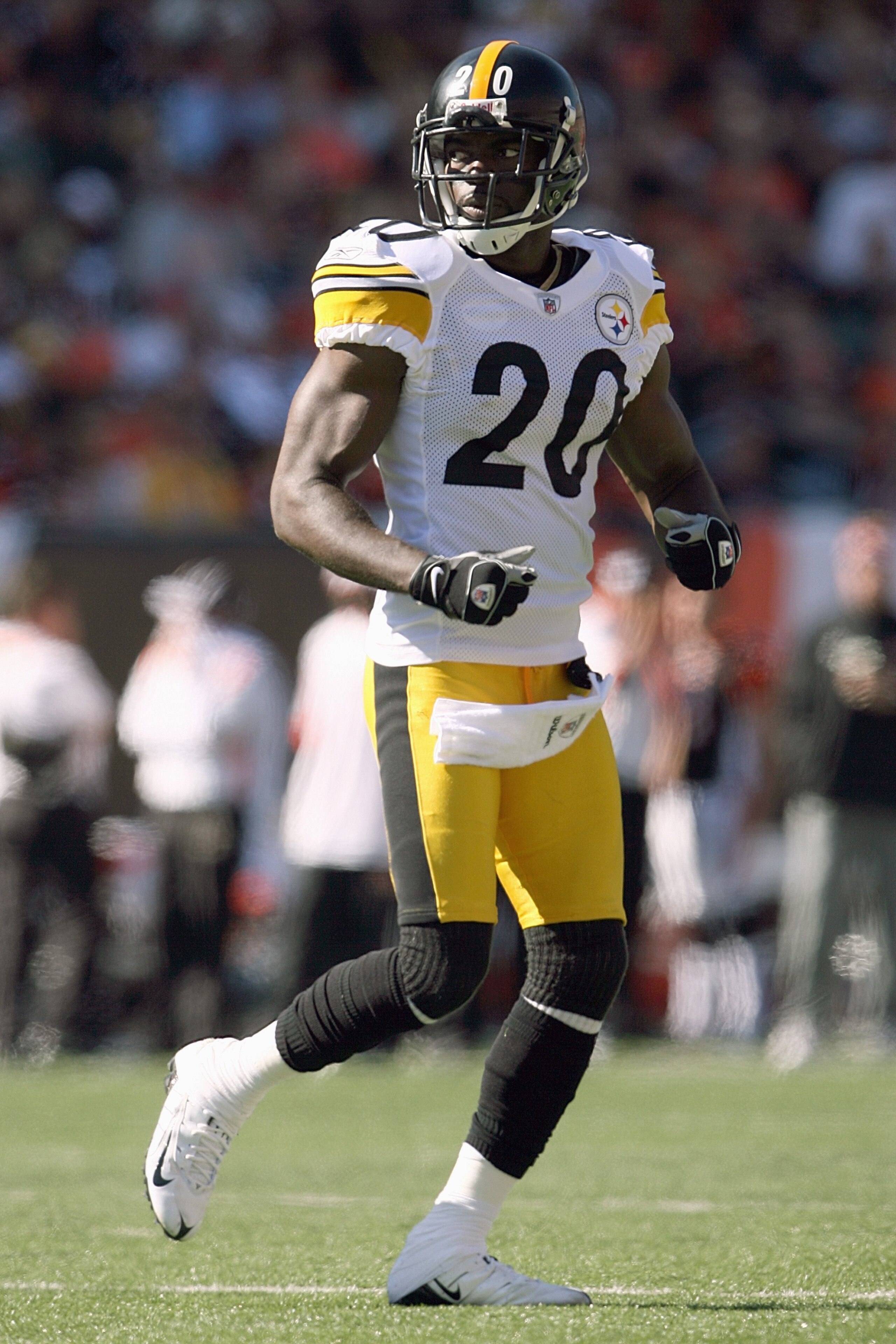 CINCINNATI - OCTOBER 19:  Bryant McFadden #20 of the Pittsburgh Steelers jogs on the field during the NFL game against the Cincinnati Bengals at Paul Brown Stadium on October 19, 2008 in Cincinnati, Ohio.  (Photo by Andy Lyons/Getty Images)