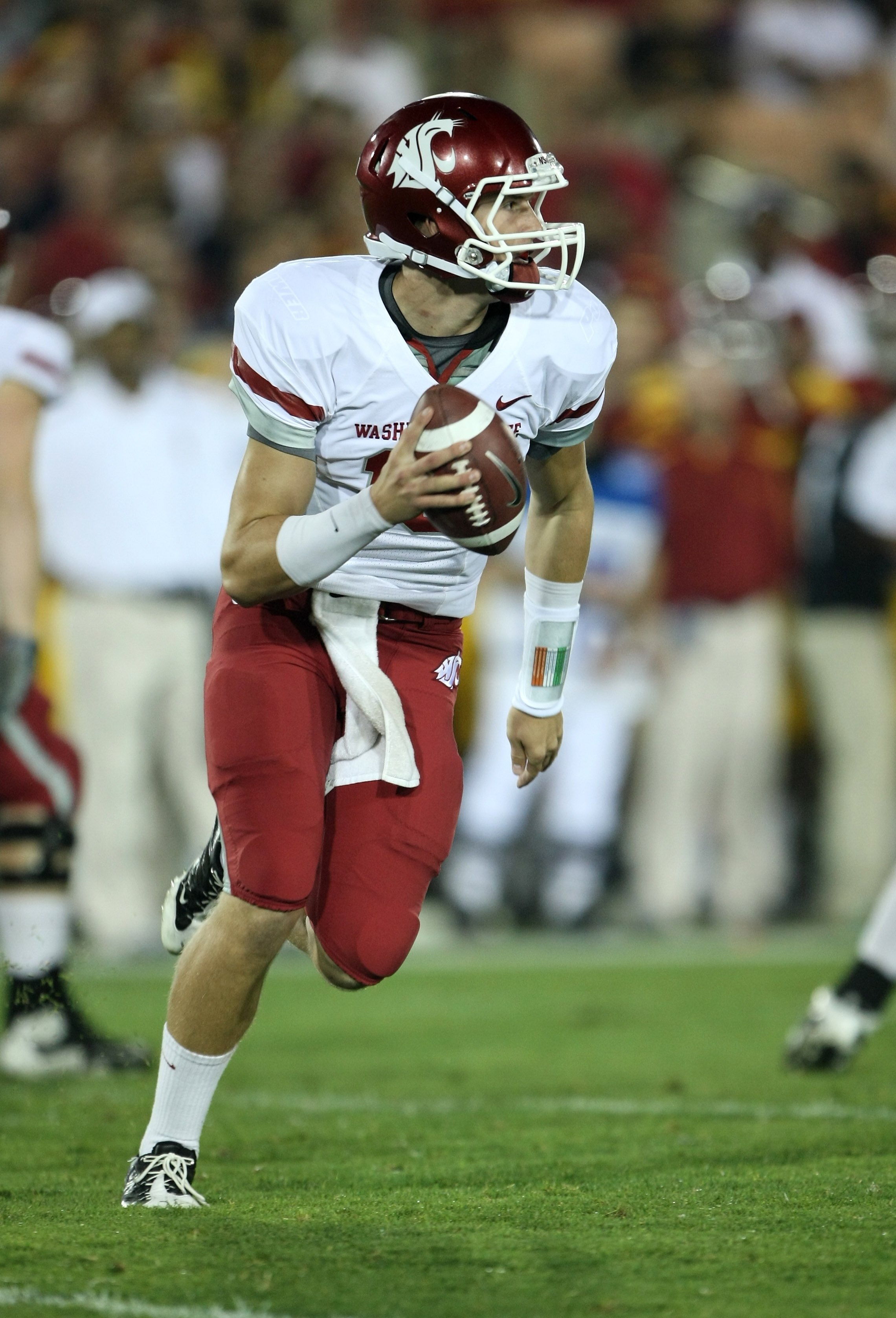 LOS ANGELES, CA - SEPTEMBER 26:  Quarterback Jeff Tuel #10 of the Washington State Cougars carries the ball against the USC Trojans on September 23, 2009 at the Los Angeles Coliseum in Los Angeles, California.  USC won 27-6.  (Photo by Stephen Dunn/Getty 