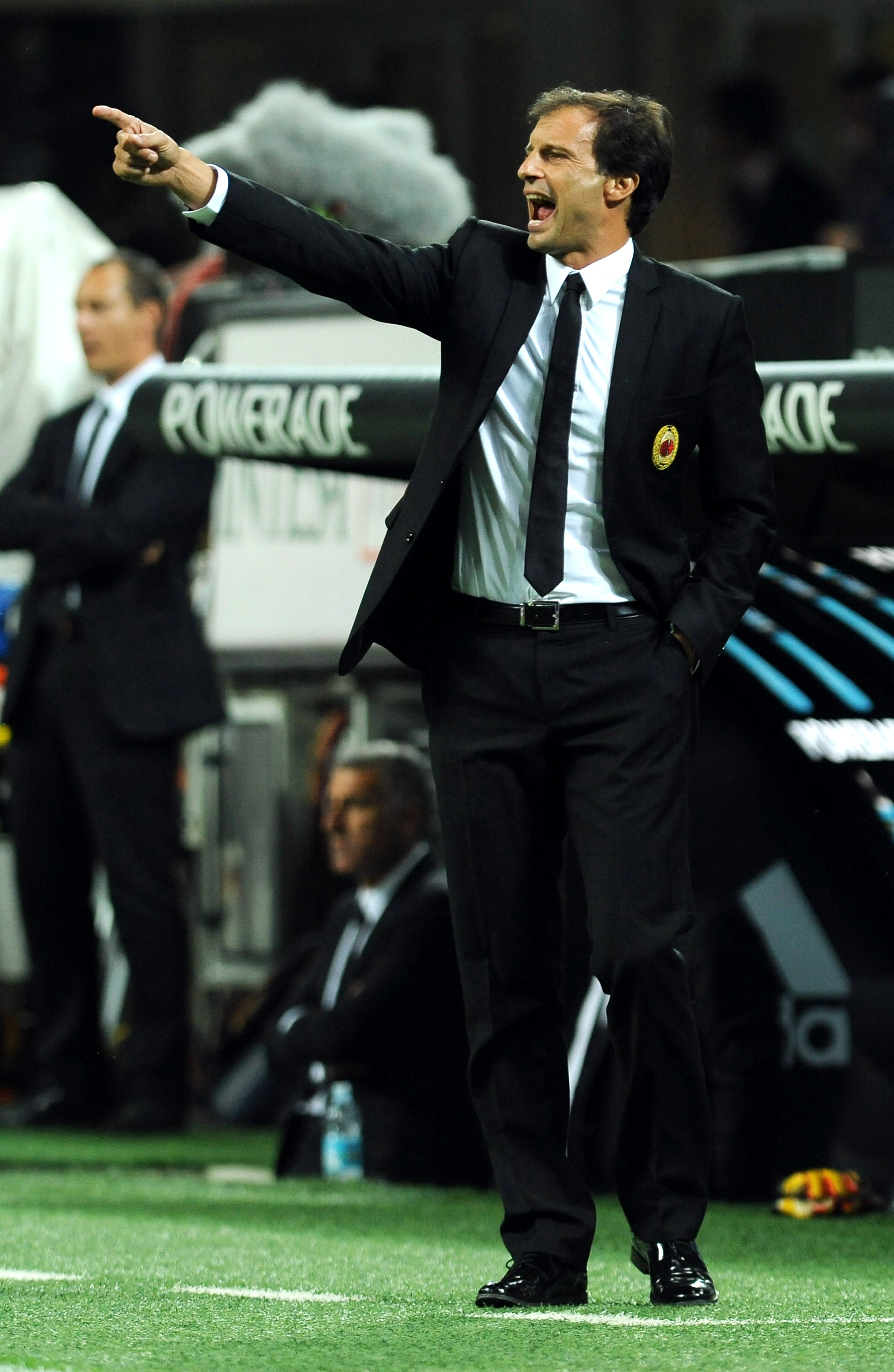 MILAN, ITALY - AUGUST 29:  AC Milan head coach Massimiliano Allegri issues instructions during the Serie A match between AC Milan and US Lecce at Stadio Giuseppe Meazza on August 29, 2010 in Milan, Italy.  (Photo by Valerio Pennicino/Getty Images)