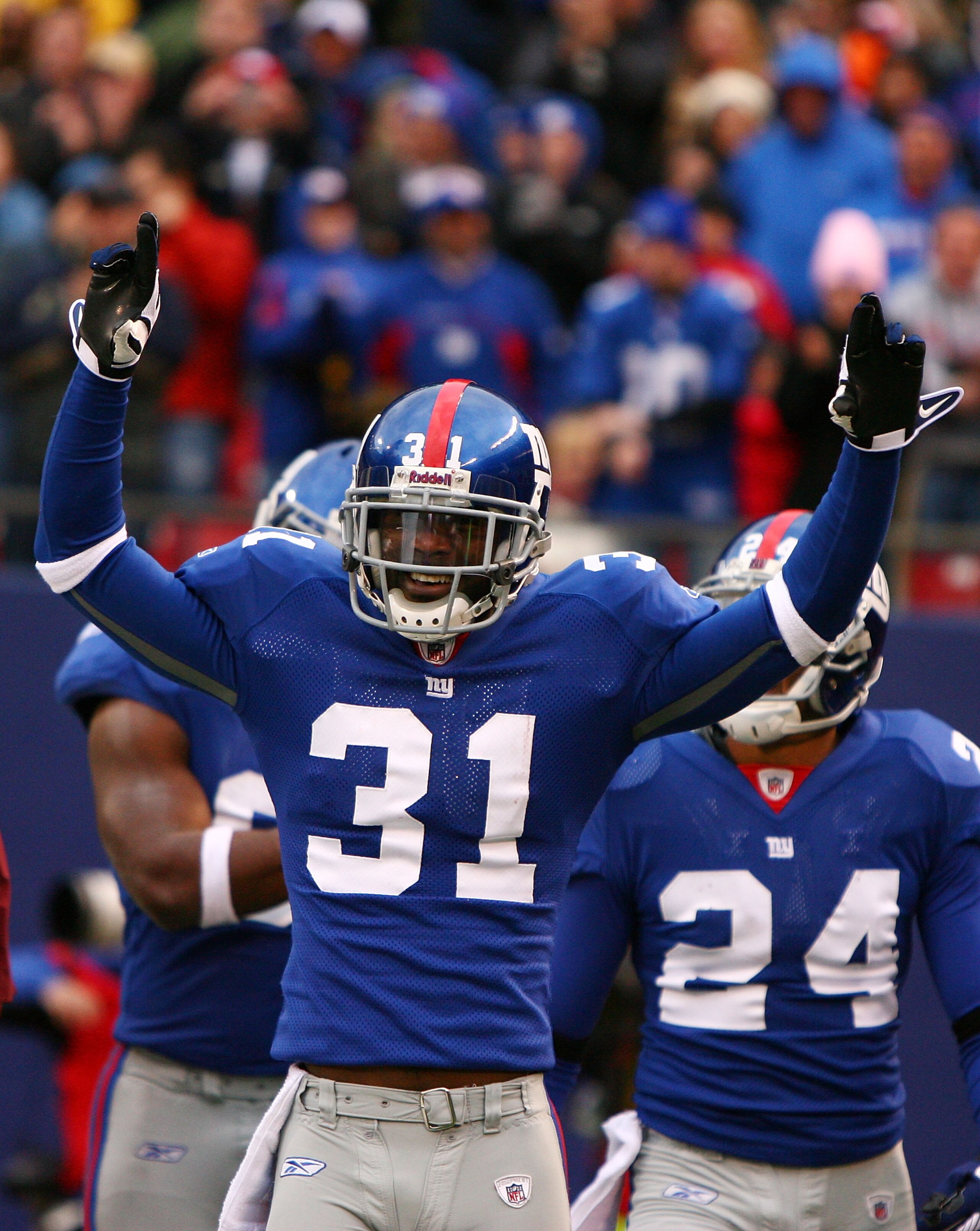 EAST RUTHERFORD, NJ - NOVEMBER 16:  Aaron Ross #31 of the New York Giants celebrates after returning an interception for a touchdown against  the Baltimore Ravens in the fourth quarter of  their game on November 16, 2008 at Giants Stadium in East Rutherfo