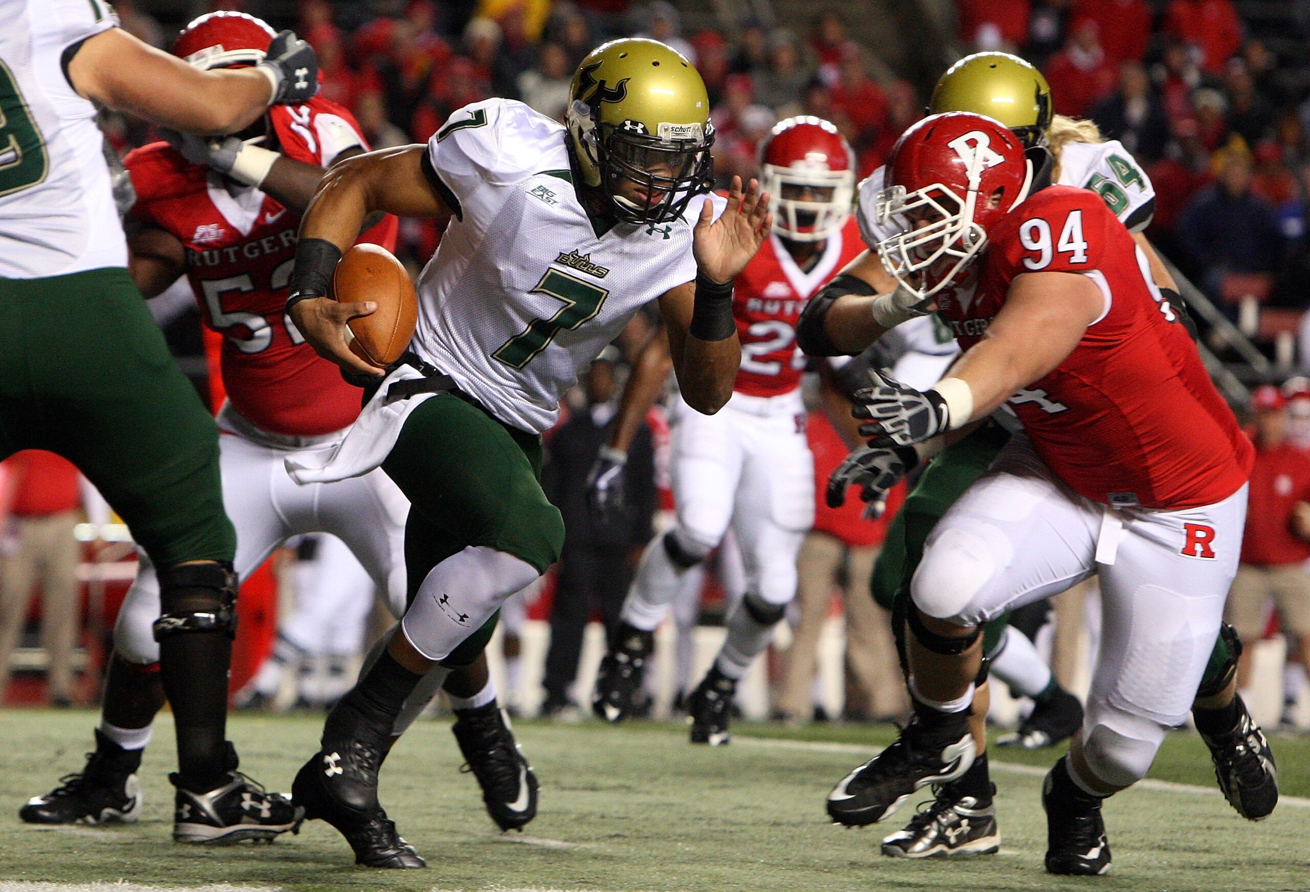 PISCATAWAY, NJ - NOVEMBER 12:  B.J. Daniels #7 of the South Florida Bulls runs the ball against the Rutgers Scarlet Knights at Rutgers Stadium on November 12, 2009 in Piscataway, New Jersey.  (Photo by Jim McIsaac/Getty Images)