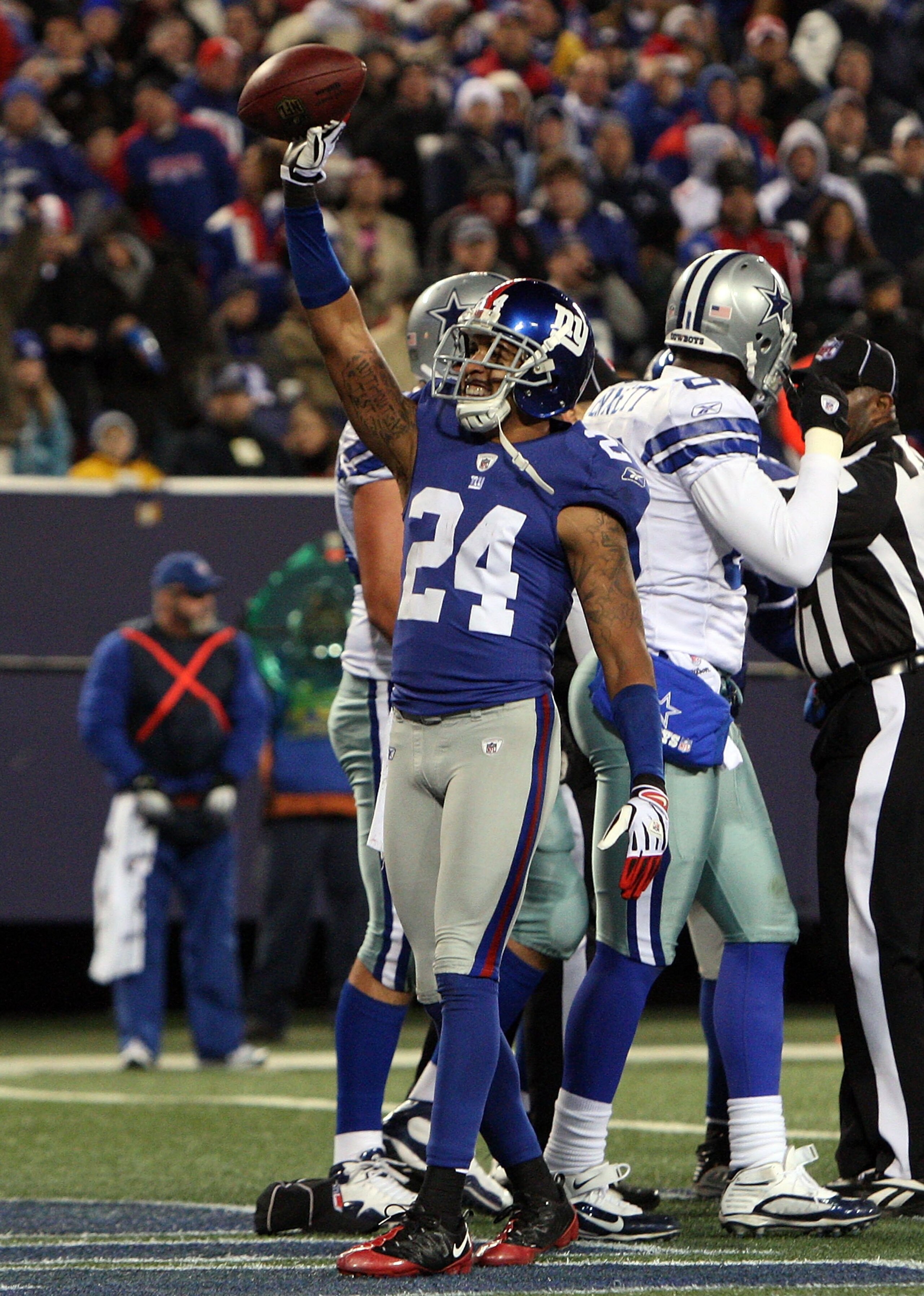 EAST RUTHERFORD, NJ - DECEMBER 06:  Terrell Thomas #24 of the New York Giants reacts to a play against the Dallas Cowboys on December 6, 2009 at Giants Stadium in East Rutherford, New Jersey.  (Photo by Jim McIsaac/Getty Images)