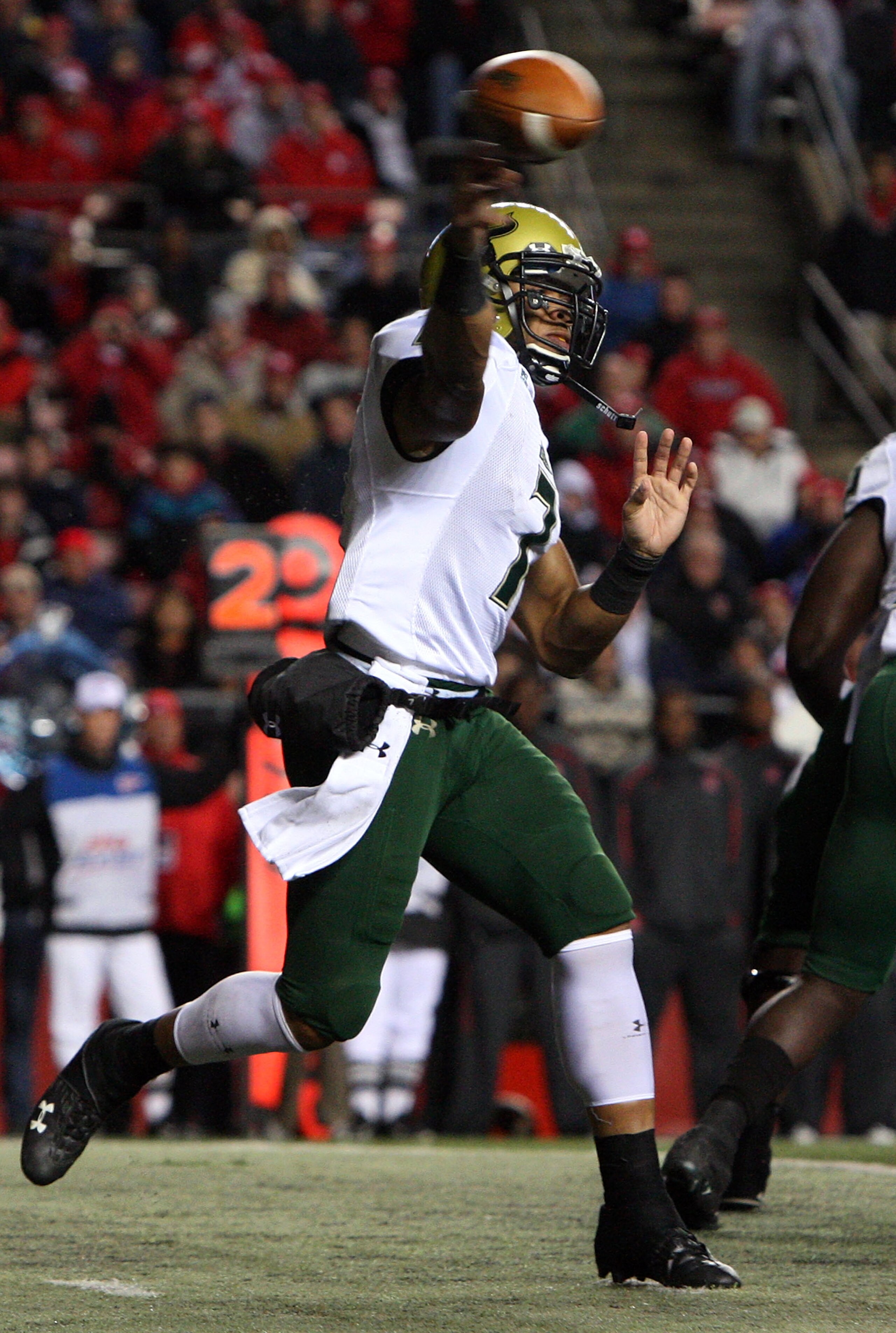 PISCATAWAY, NJ - NOVEMBER 12:  B.J. Daniels #7 of the South Florida Bulls throws a pass against the Rutgers Scarlet Knights at Rutgers Stadium on November 12, 2009 in Piscataway, New Jersey.  (Photo by Jim McIsaac/Getty Images)