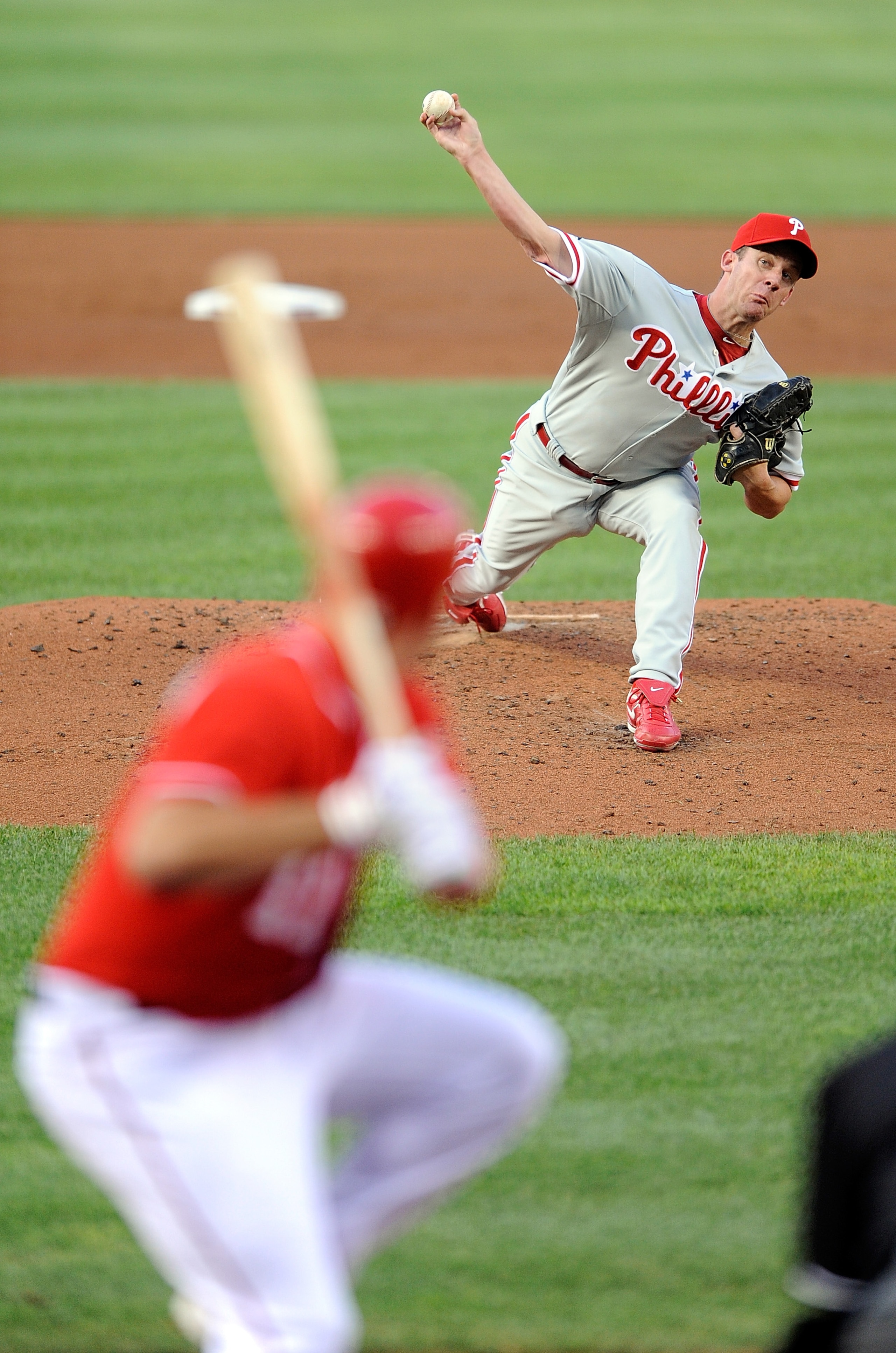 WASHINGTON - JULY 30:  Roy Oswalt #44 of the Philadelphia Phillies pitches to Ryan Zimmerman #11 of the Washington Nationals at Nationals Park on July 30, 2010 in Washington, DC.  (Photo by Greg Fiume/Getty Images)