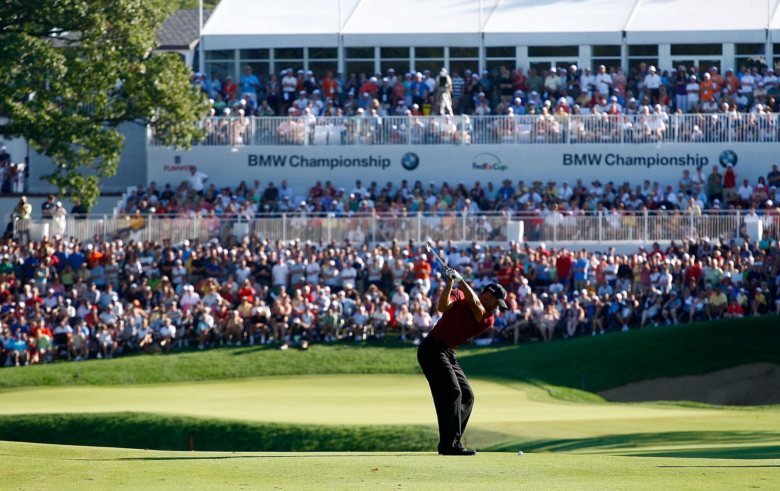 LEMONT, IL - SEPTEMBER 13:  Tiger Woods hits his approach shot to the 18th green during the final round of the BMW Championship held at Cog Hill Golf & CC on September 13, 2009 in Lemont, Illinois.  (Photo by Scott Halleran/Getty Images)