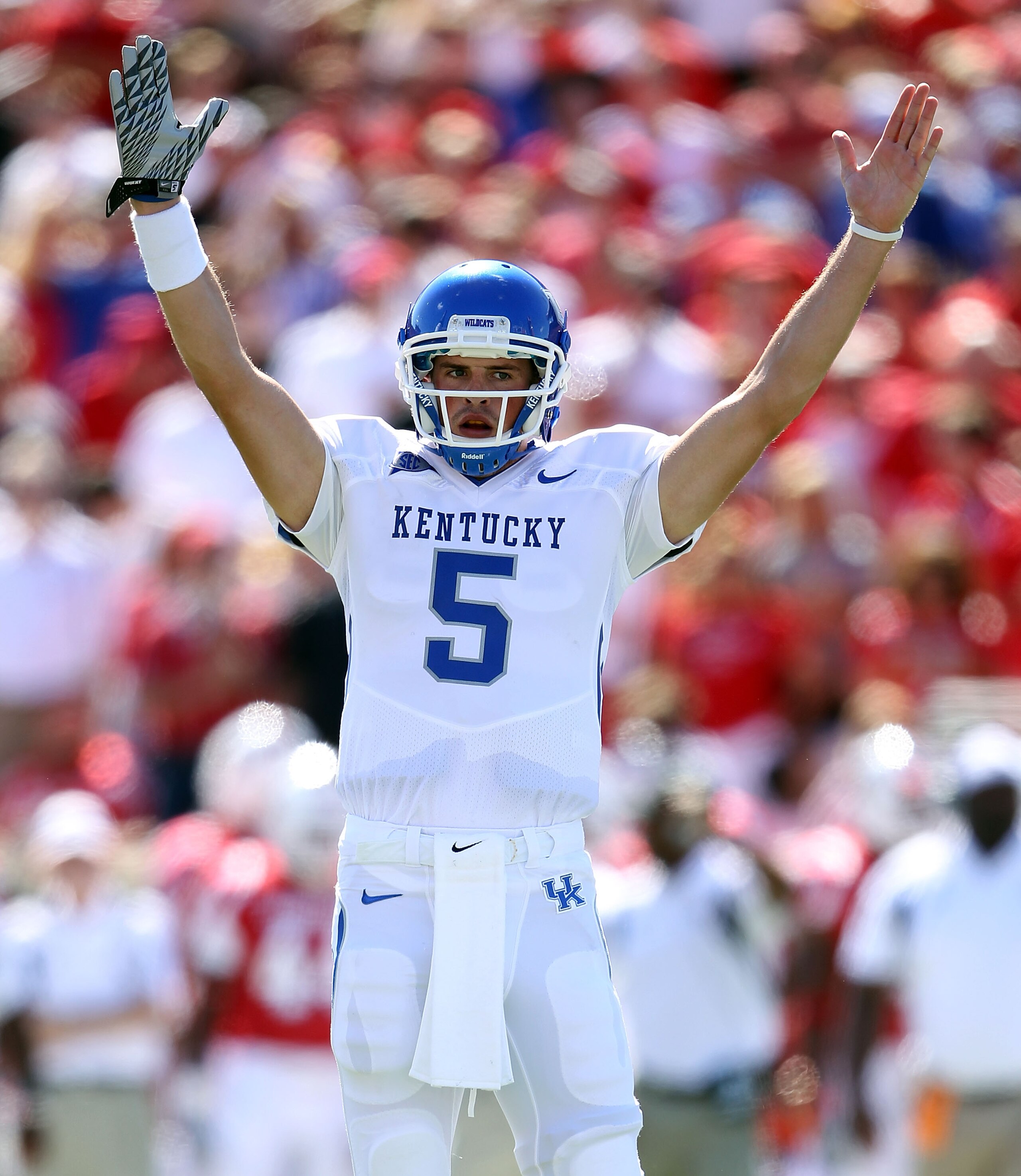 LOUISVILLE, KY - SEPTEMBER 04: Mike Hartline #5 of the Kentucky Wildcats signals for a touchdown during the game against the Louisville Cardinals at Papa John's Cardinal Stadium on September 4, 2010 in Louisville, Kentucky. (Photo by Andy Lyons/Getty Ima LOUISVILLE, KY - SEPTEMBER 04: Mike Hartline #5 of the Kentucky Wildcats signals for a touchdown during the game against the Louisville Cardinals at Papa John's Cardinal Stadium on September 4, 2010 in Louisville, Kentucky. (Photo by Andy Lyons/Getty Ima