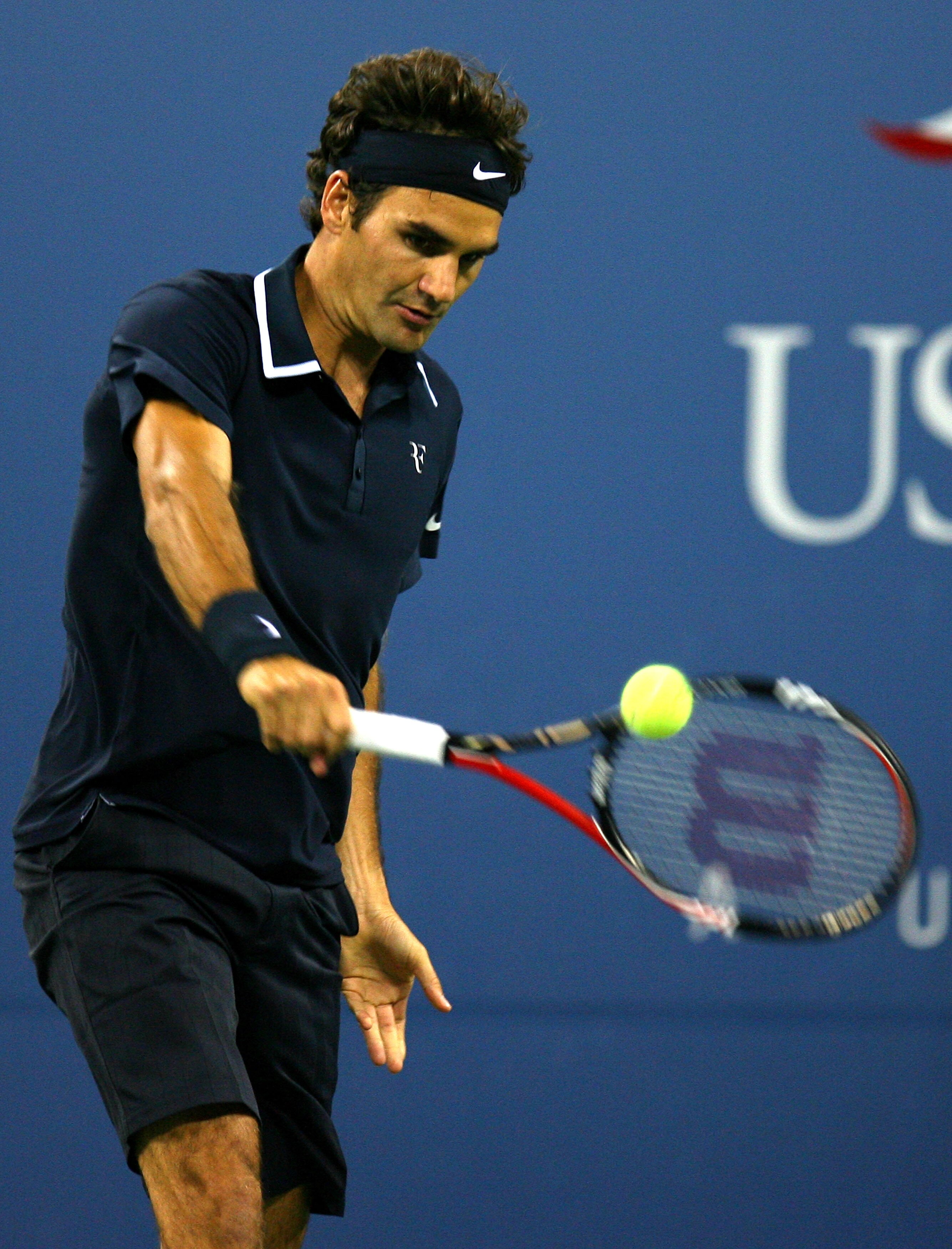 NEW YORK - SEPTEMBER 08:  Roger Federer of Switzerland returns a shot against Robin Soderling of Sweden during his men's singles quarterfinal match on day ten of the 2010 U.S. Open at the USTA Billie Jean King National Tennis Center on September 8, 2010 i