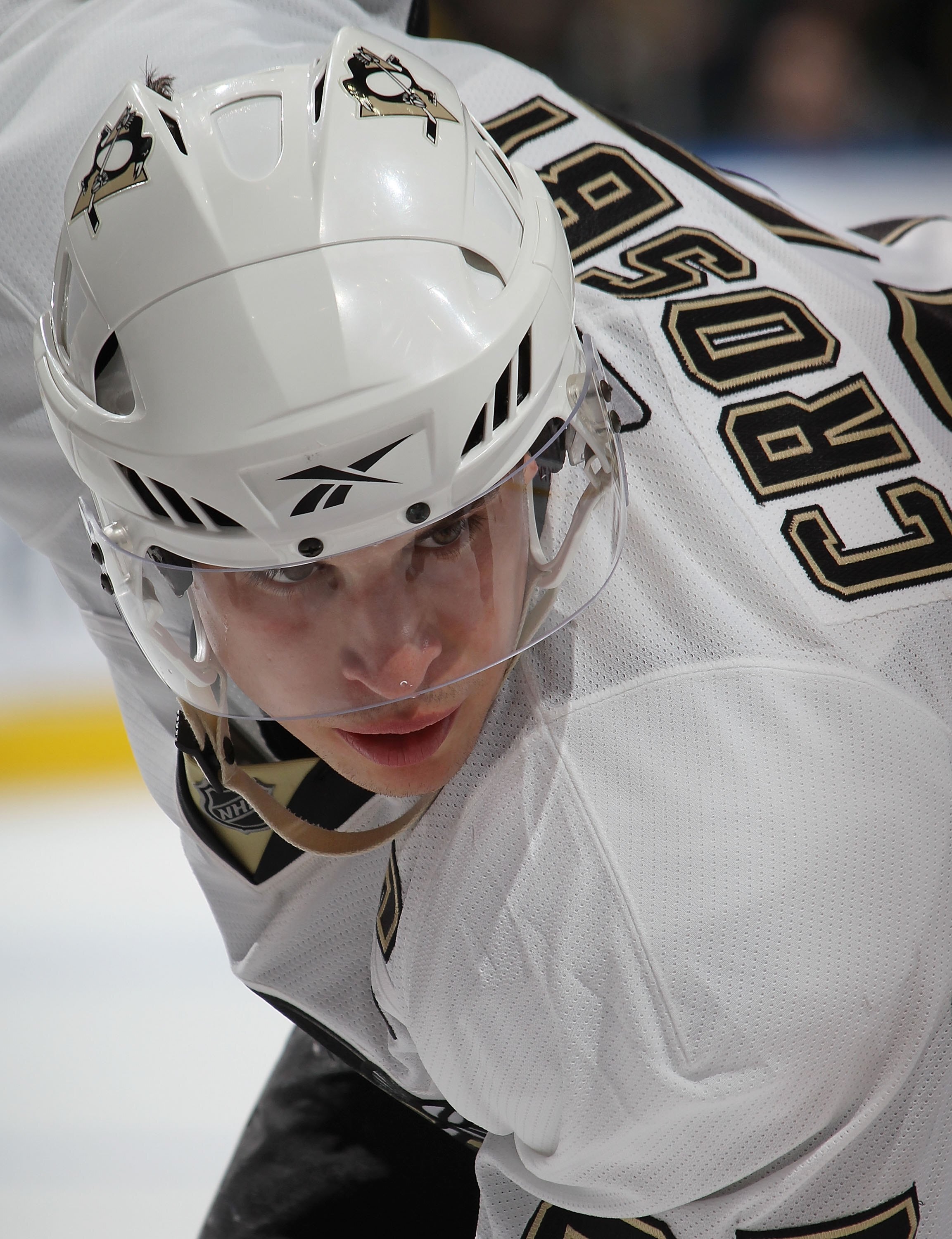 UNIONDALE, NY - APRIL 11:  Sidney Crosby #87 of the Pittsburgh Penguins skates against the New York Islanders at the Nassau Coliseum on April 11, 2010 in Uniondale, New York.  (Photo by Bruce Bennett/Getty Images)