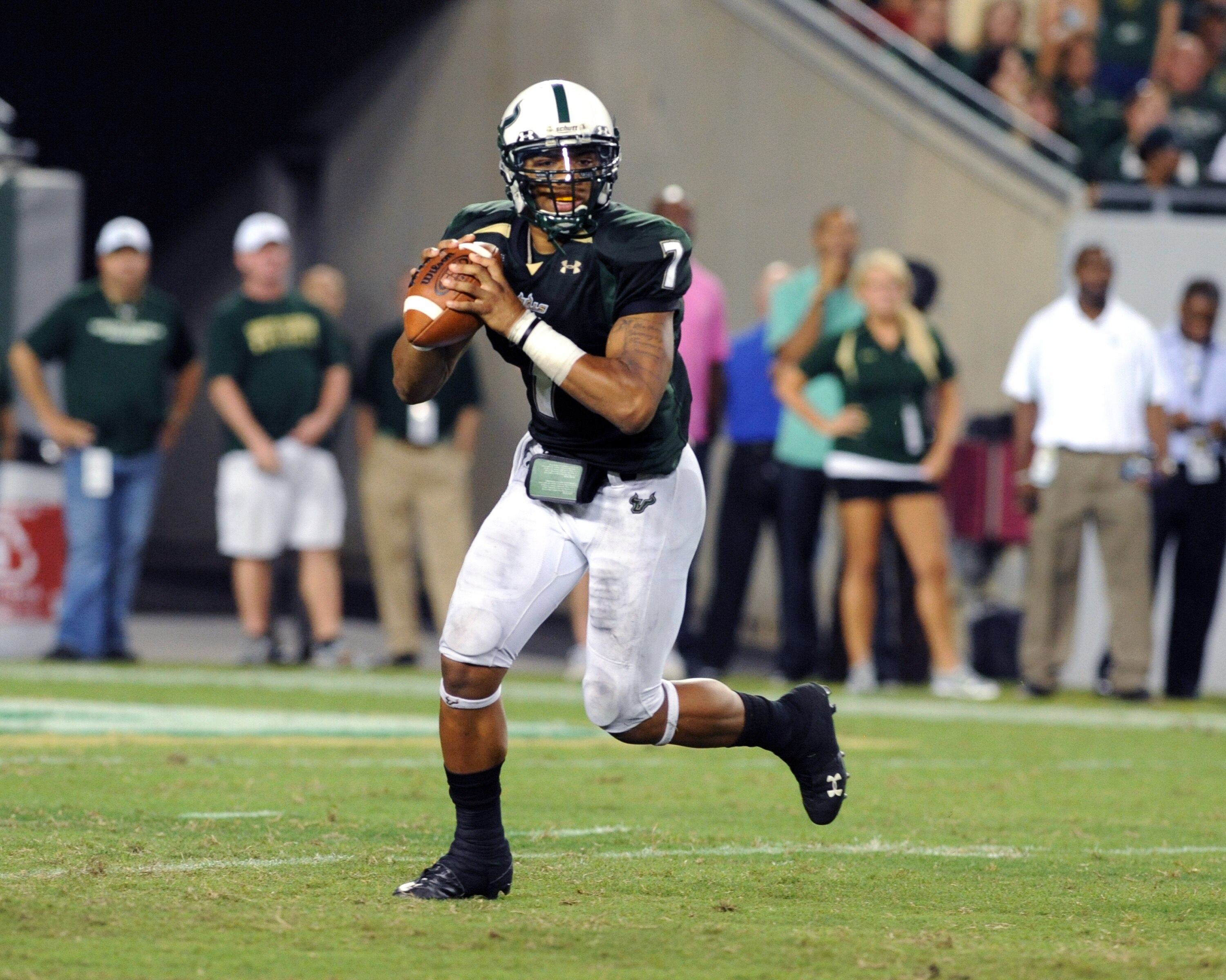TAMPA, FL - OCTOBER 15: Quarterback B.J. Daniels #7 of the University of South Florida Bulls looks to pass against the Cincinnati Bearcats October 15, 2009 at Raymond James Stadium in Tampa, Florida.  (Photo by Al Messerschmidt/Getty Images)