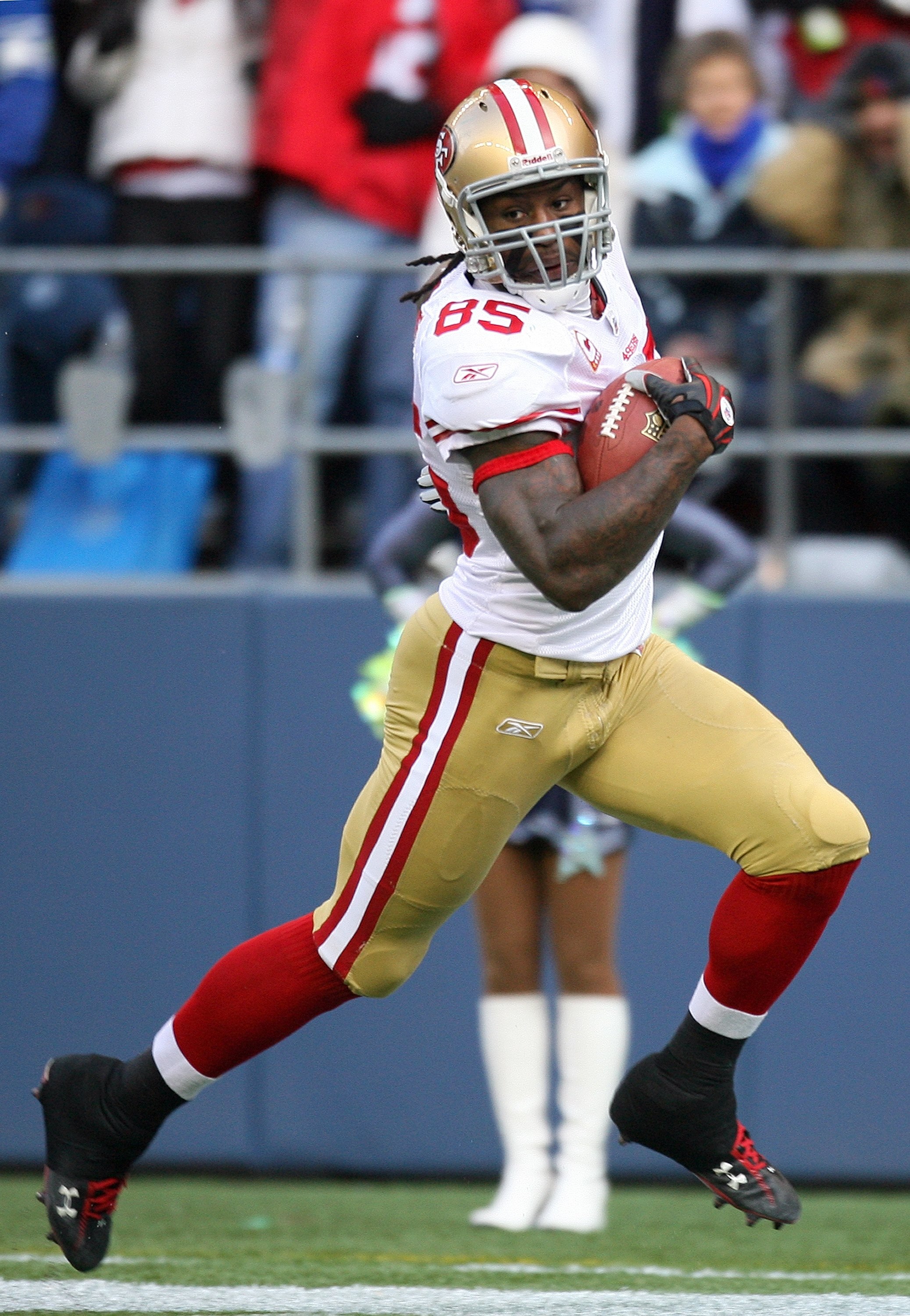 SEATTLE - DECEMBER 6:  Vernon Davis #85 of the San Francisco 49ers runs with the ball for yardage during their NFL game against the Seattle Seahawks on December 6, 2009 at Qwest Field in Seattle, Washington. The Seahawks defeated the 49ers 20-17. (Photo b