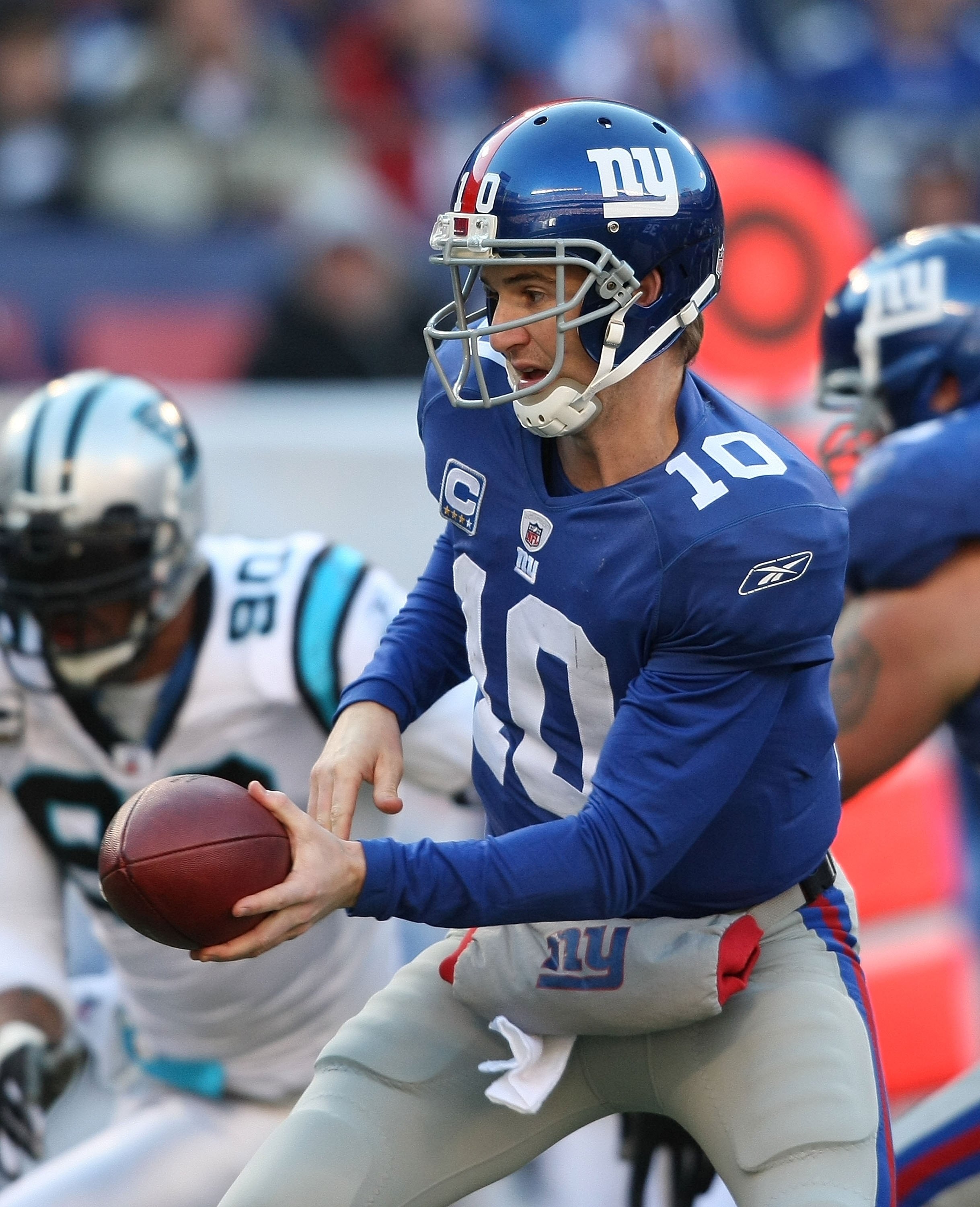 EAST RUTHERFORD, NJ - DECEMBER 27:  Eli Manning #10 of the New York Giants against the Carolina Panthers at Giants Stadium on December 27, 2009 in East Rutherford, New Jersey.  (Photo by Nick Laham/Getty Images)