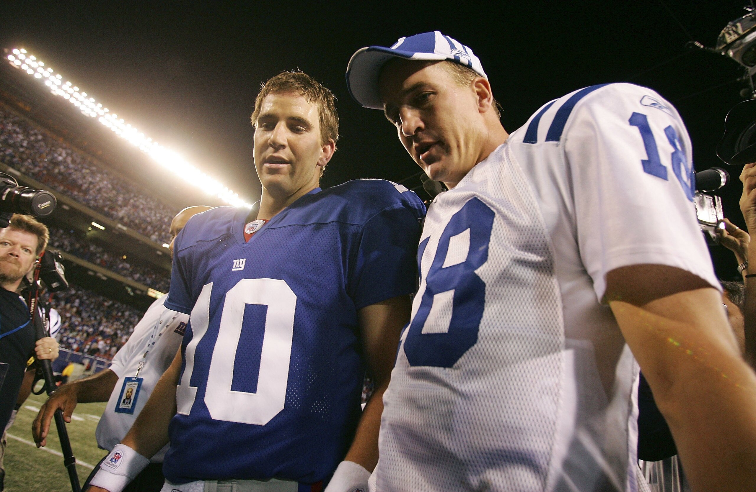 EAST RUTHERFORD, NJ - SEPTEMBER 10:  Quarterback Eli Manning #10 of the New York Giants (L) congratulates his brother quarterback Peyton Manning #18 of the Indianapolis Colts on his 26-21 victory on September 10, 2006 at Giants Stadium in East Rutherford,