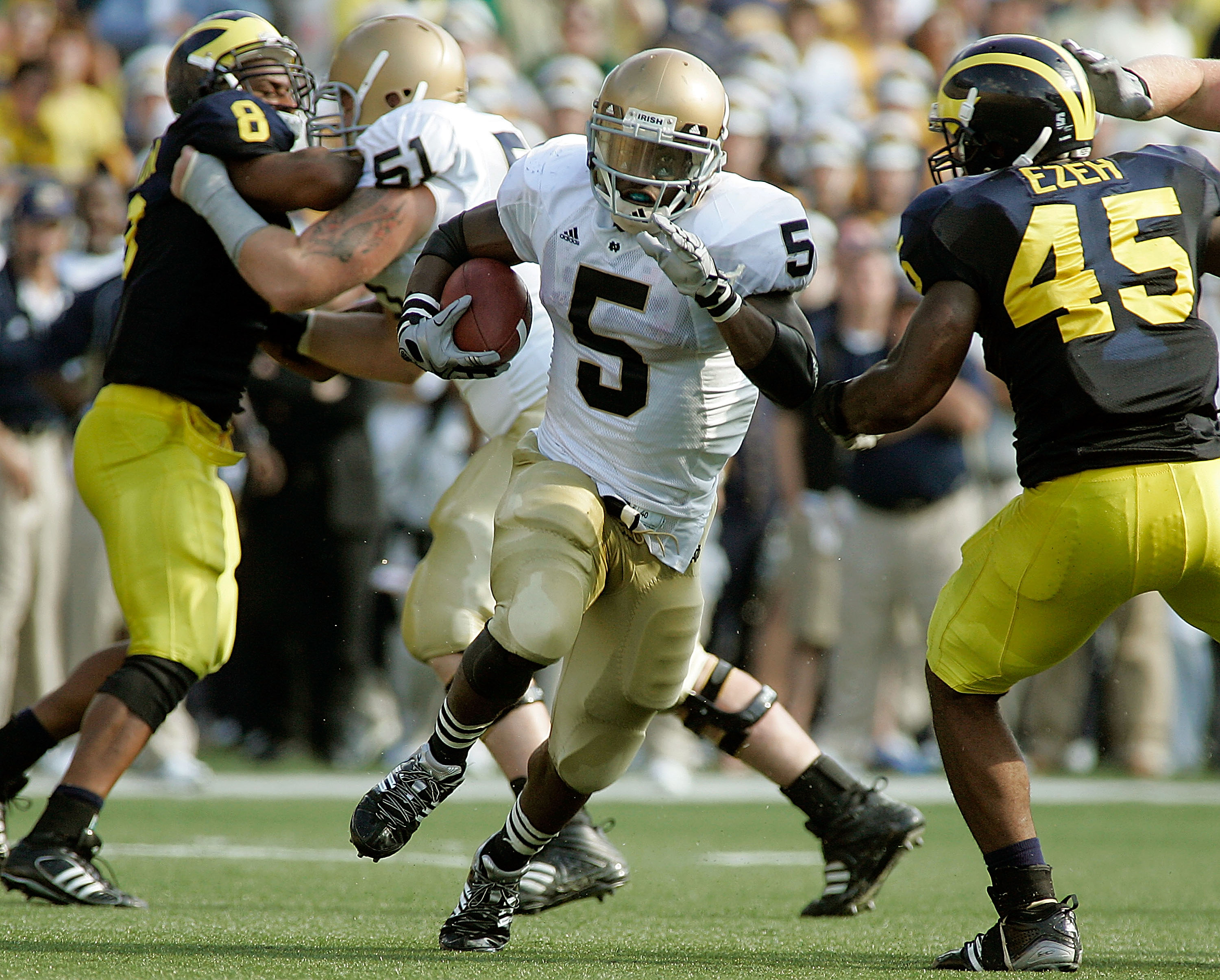 ANN ARBOR, MI - SEPTEMBER 12:  Armando Allen #5 of Notre Dame runs the ball against Michigan at Michigan Stadium on September 12, 2009 in Ann Arbor, Michigan.  (Photo by Domenic Centofanti/Getty Images)
