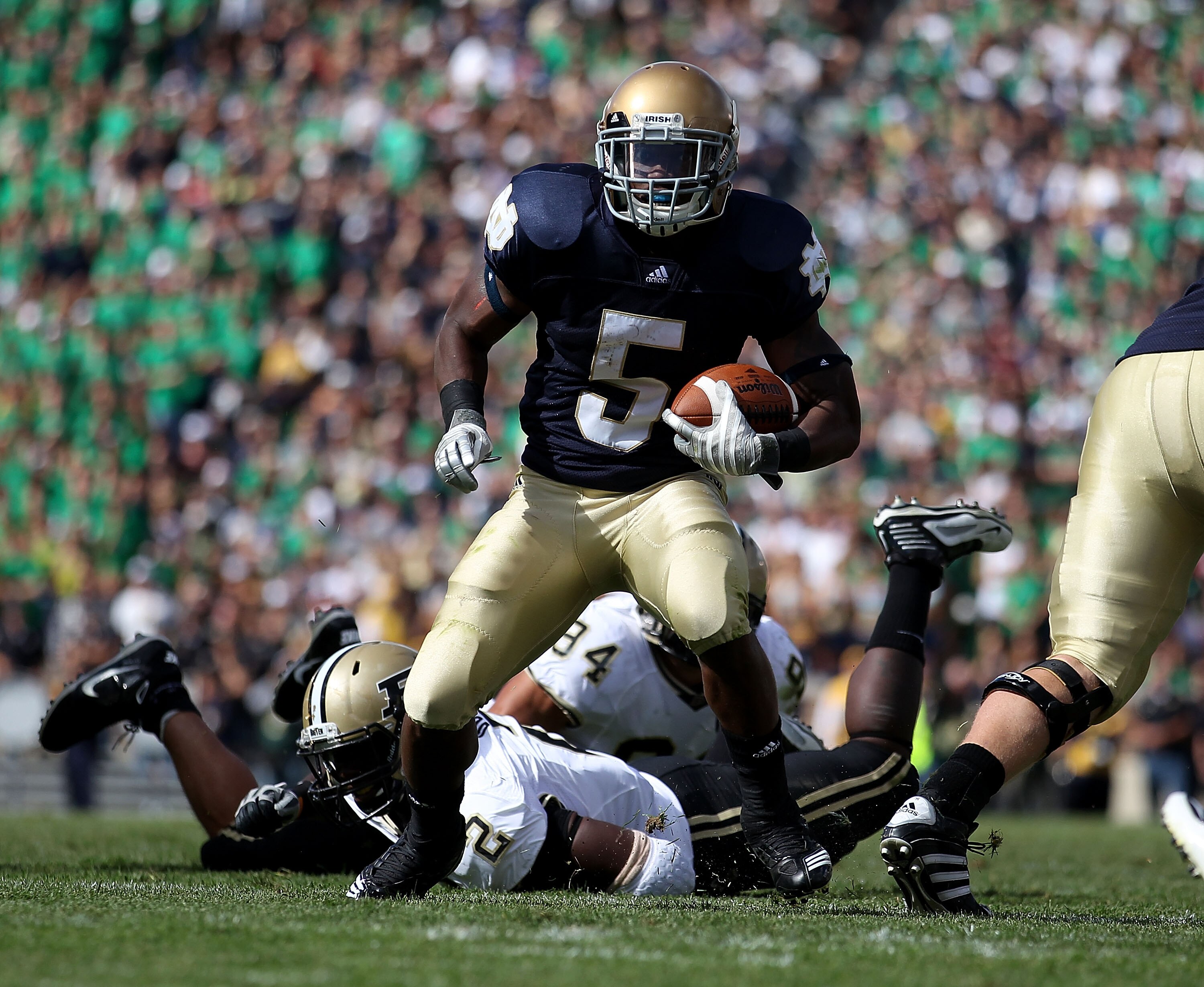 SOUTH BEND, IN - SEPTEMBER 04: Armando Allen Jr. #5 of the Notre Dame Fighting Irish runs for a yardage against the Purdue Boilermakers at Notre Dame Stadium on September 4, 2010 in South Bend, Indiana. Notre Dame defeated Purdue 23-12.  (Photo by Jonatha