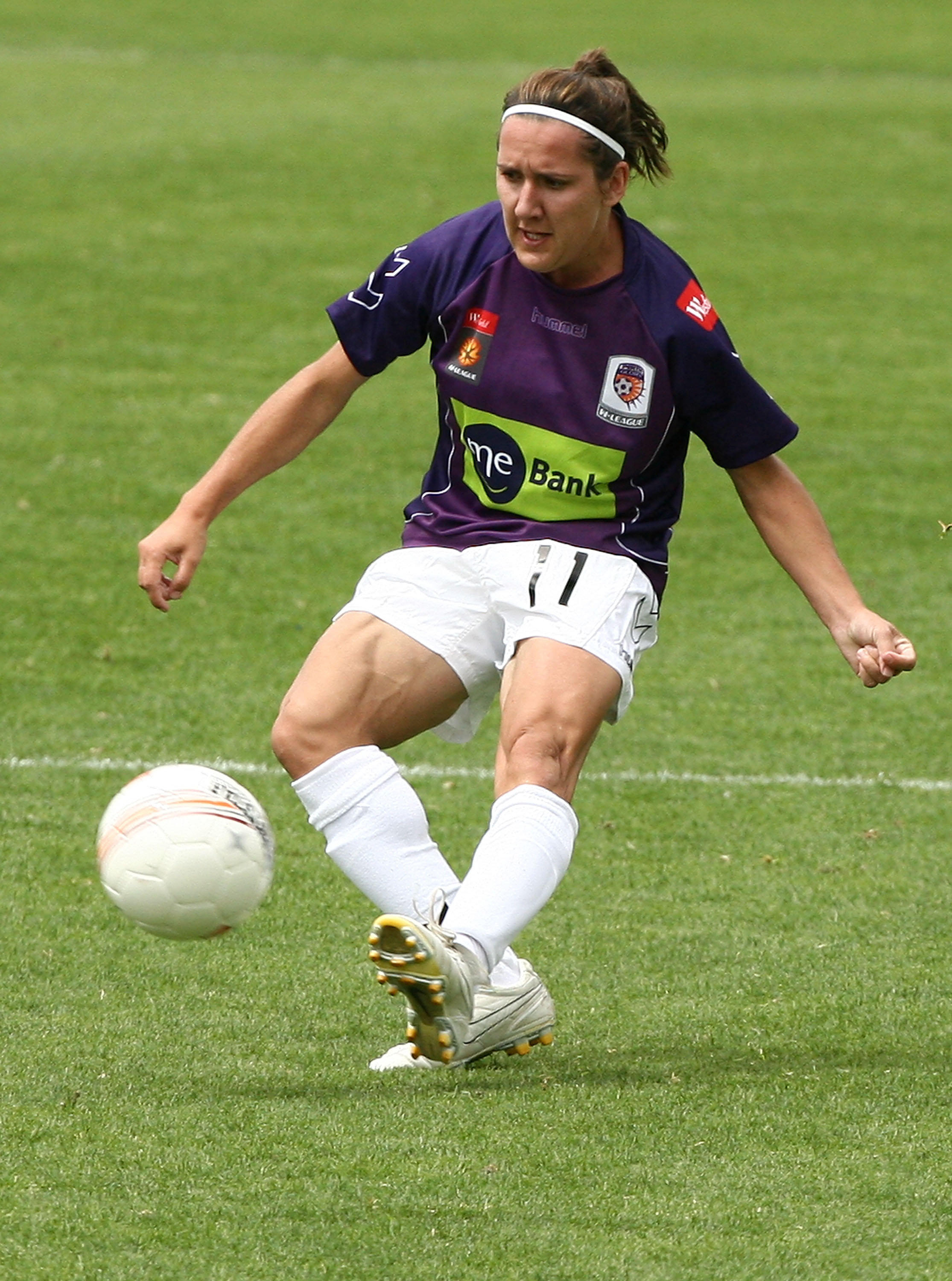 PERTH, AUSTRALIA - OCTOBER 10:  Lisa De Vanna of the Glory passes the ball during the round two W-League match between the Perth Glory and Newcastle Jets at ME Bank Stadium on October 10, 2009 in Perth, Australia.  (Photo by Paul Kane/Getty Images)