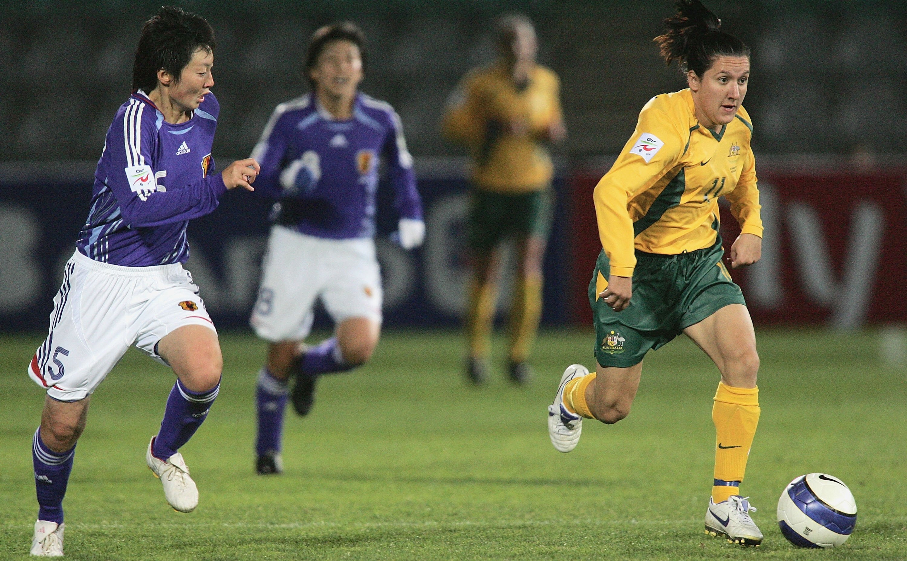 ADELAIDE, AUSTRALIA - JULY 27:  Lisa De Vanna of Australia in action during the AFC Womens Asian Cup Semi Final match between Japan and Australia at Hindmarsh Stadium July 27, 2006 in Adelaide, Australia.  (Photo by James Knowler/Getty Images)