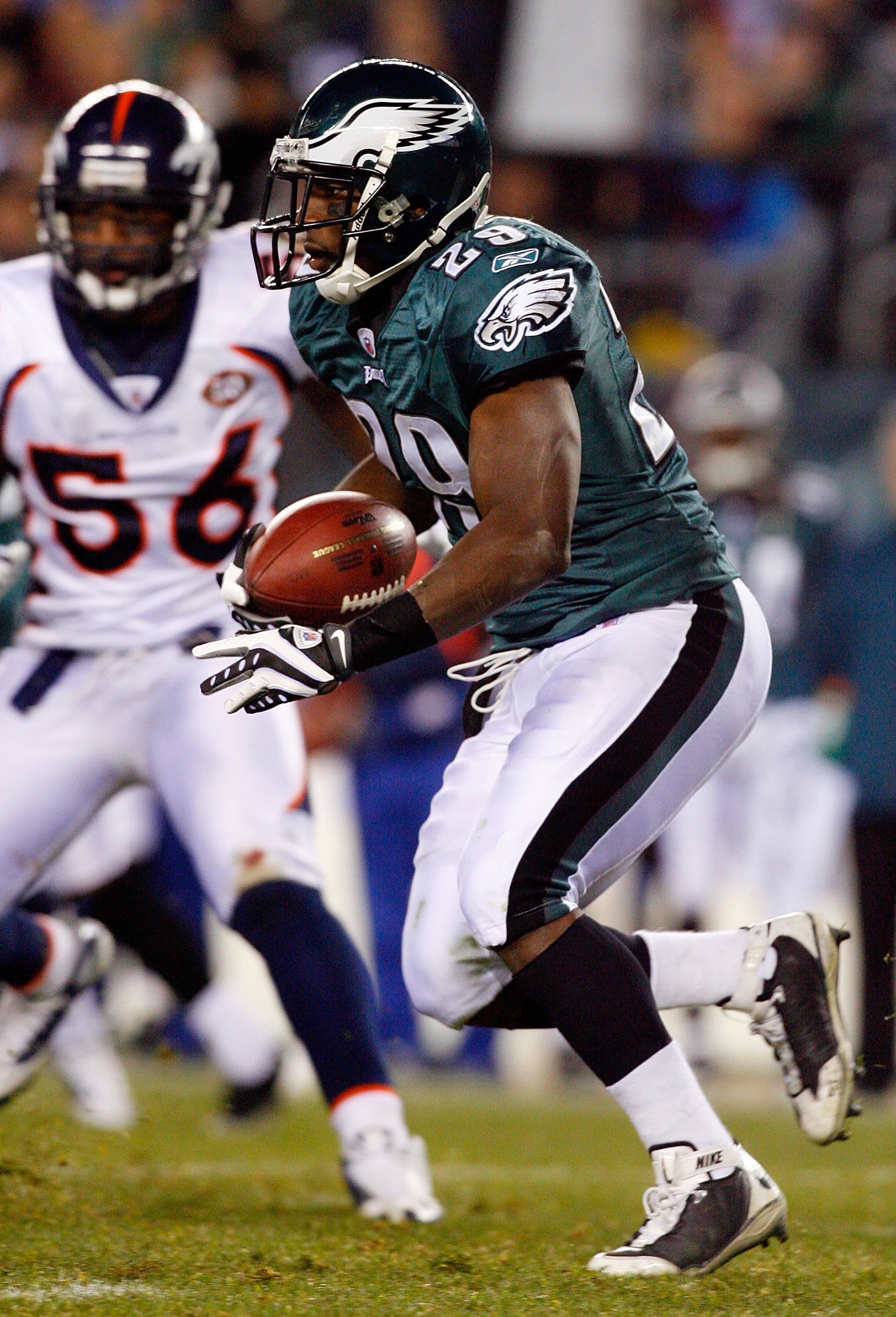 PHILADELPHIA - DECEMBER 27:  LeSean McCoy #29 of the Philadelphia Eagles runs the ball against the Denver Broncos on December 27, 2009 at Lincoln Financial Field in Philadelphia, Pennsylvania. The Eagles defeated the Broncos 30-27.  (Photo by Jim McIsaac/