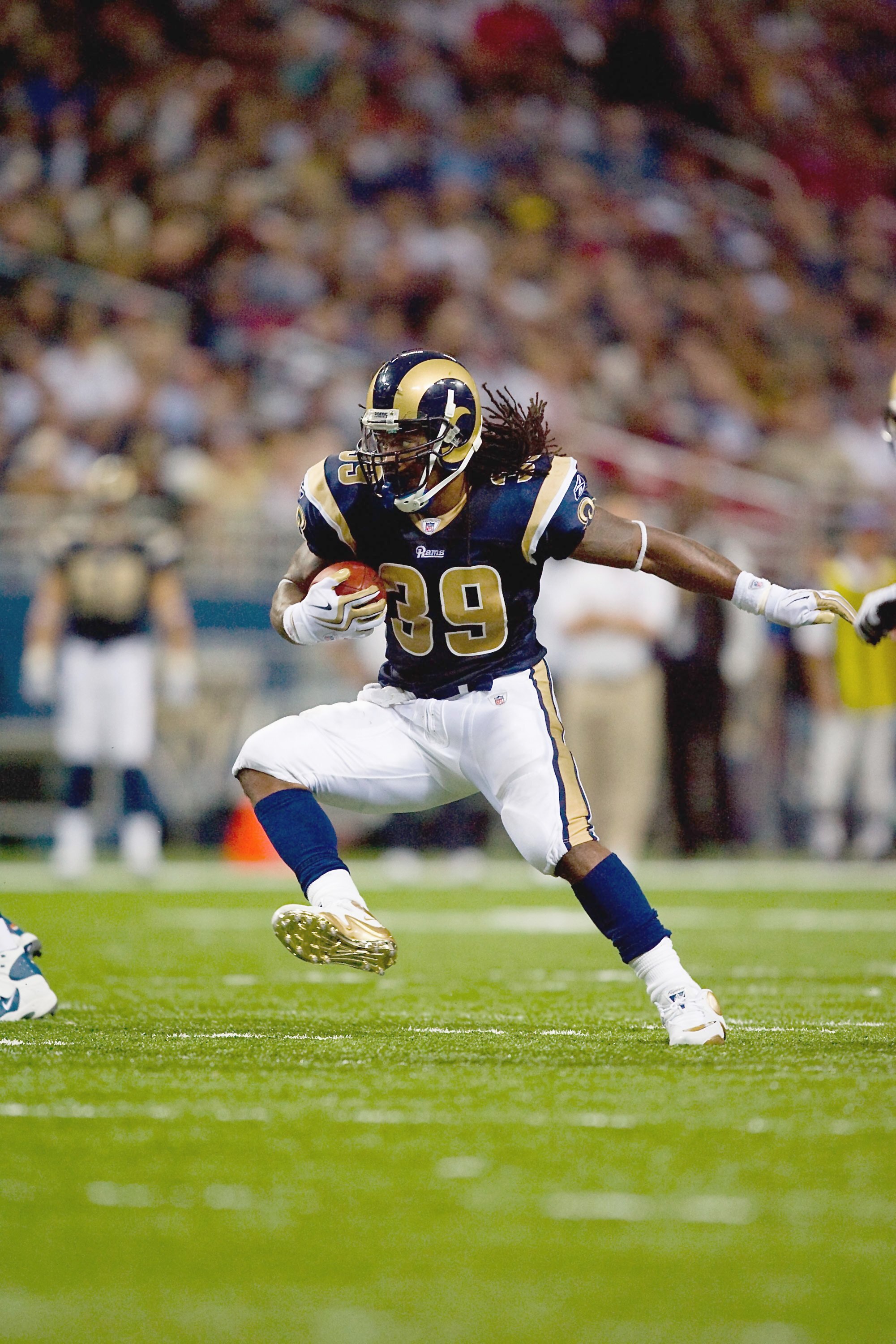 ST. LOUIS - NOVEMBER 15: Steven Jackson #39 of the St. Louis Rams carries the ball during the game against the New Orleans Saints at the Edward Jones Dome on November 15, 2009 in St. Louis, Missouri.  (Photo by Dilip Vishwanat/Getty Images)