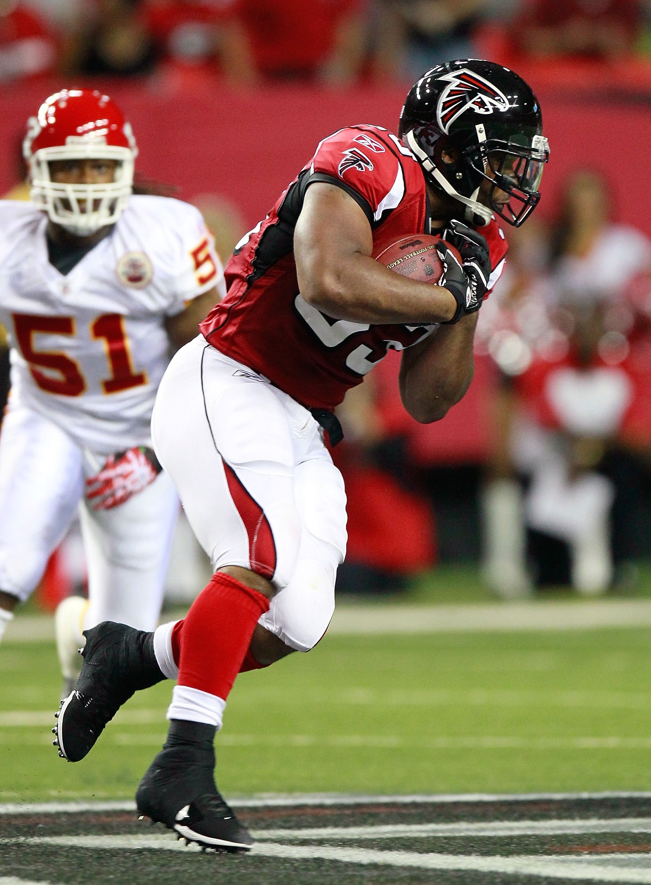 ATLANTA - AUGUST 13:  Michael Turner #33 of the Atlanta Falcons against the Kansas City Chiefs at Georgia Dome on August 13, 2010 in Atlanta, Georgia.  (Photo by Kevin C. Cox/Getty Images)