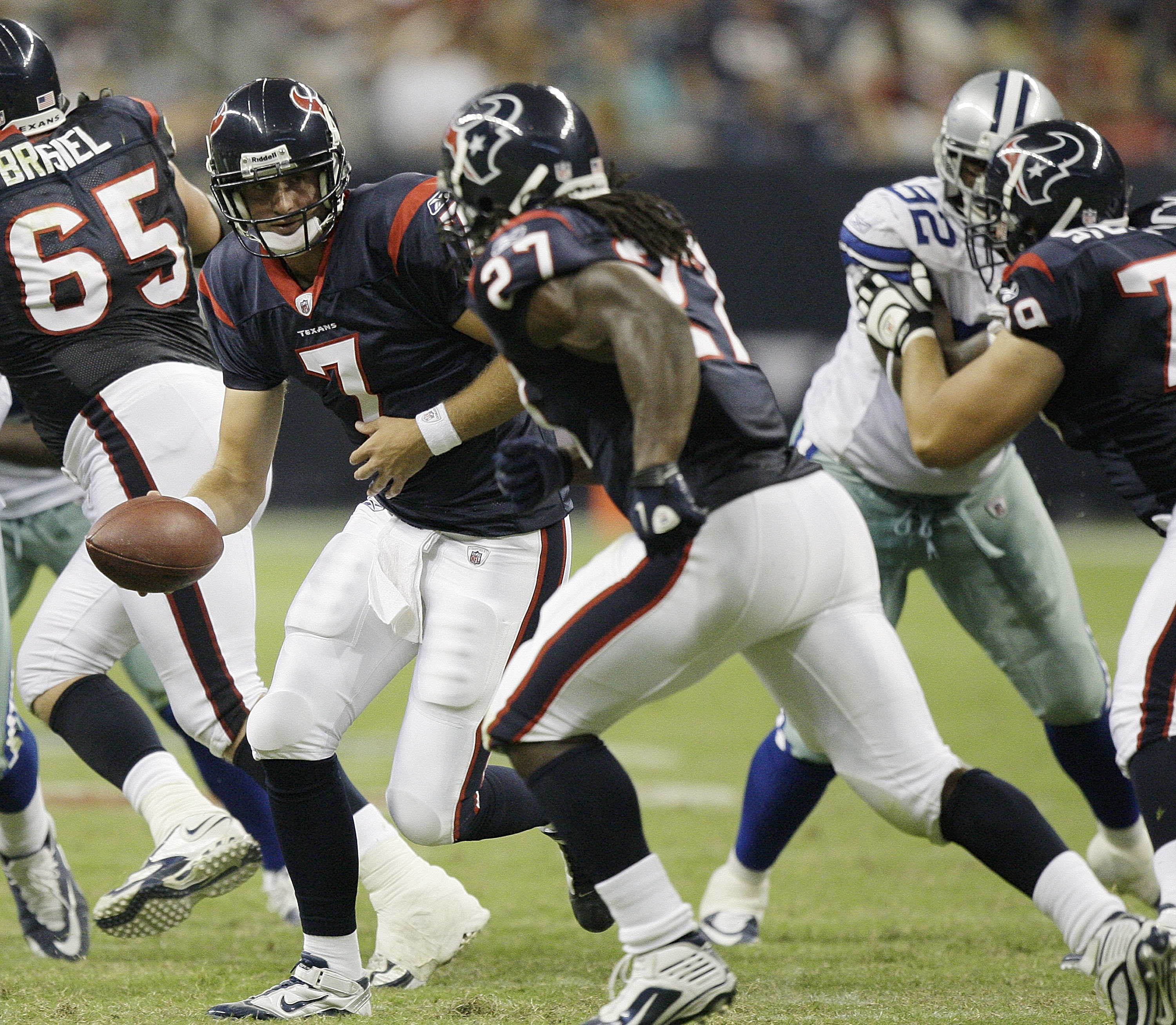HOUSTON - AUGUST 28: Quarterback Dan Orlovsky #7 of the Houston Texans hands off to running back Chris Henry #17 during a football game agains the Dallas Cowoys at Reliant Stadium on August 28, 2010 in Houston, Texas. (Photo by Bob Levey/Getty Images)