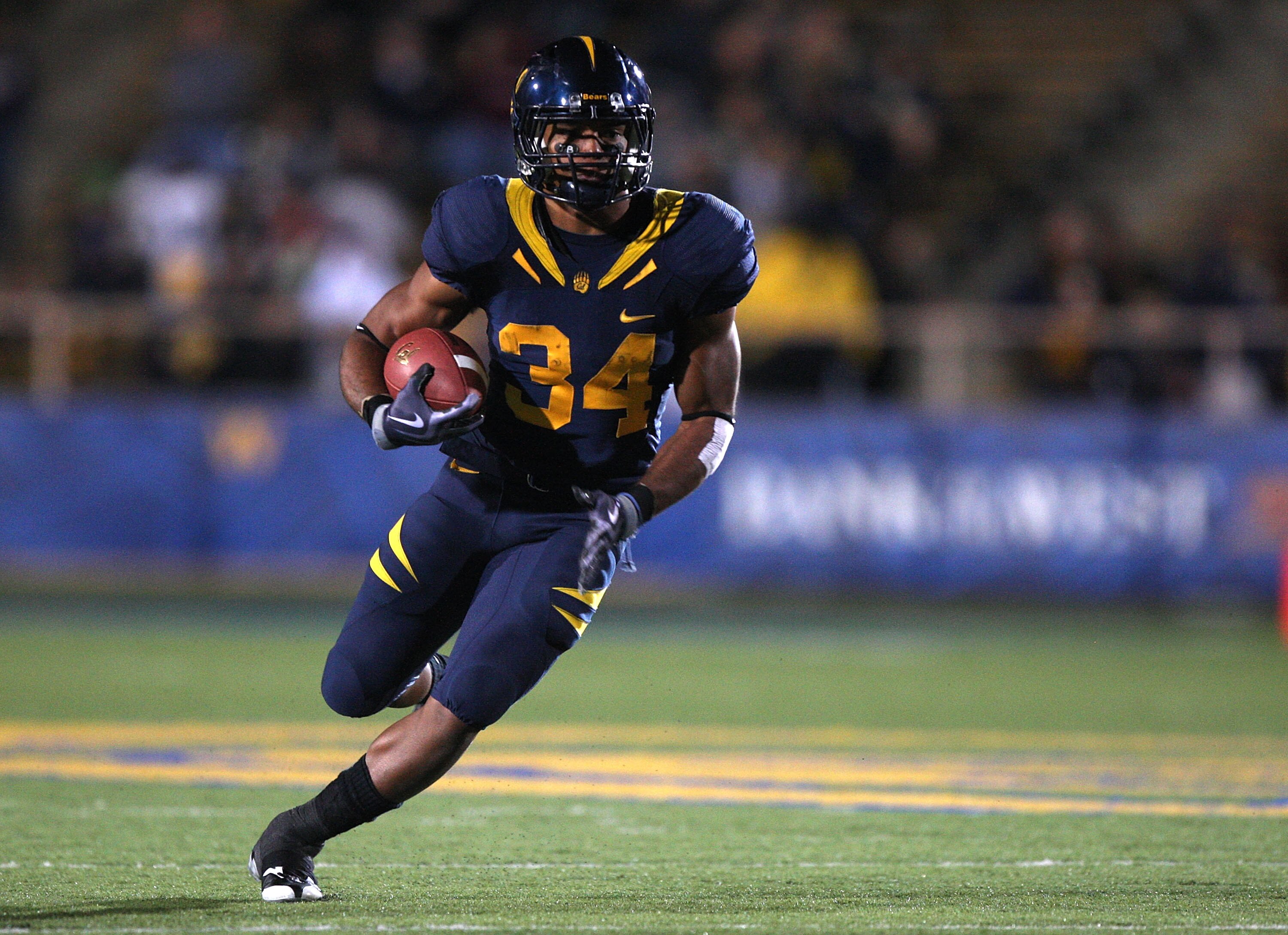 BERKELEY, CA - NOVEMBER 14:  Shane Vereen #34 of the California Golden Bears runs against the Arizona Wildcats at California Memorial Stadium on November 14, 2009 in Berkeley, California.  (Photo by Jed Jacobsohn/Getty Images)
