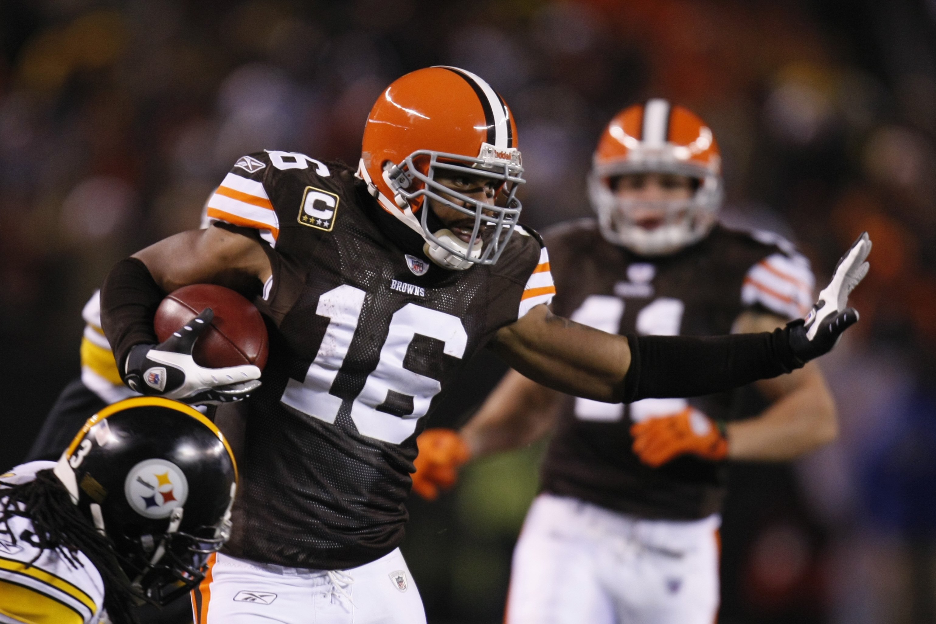 CLEVELAND - DECEMBER 10:  Joshua Cribbs #16 of the Cleveland Browns runs with the ball during the game against the Pittsburgh Steelers on December 10, 2009 at Cleveland Browns Stadium in Cleveland, Ohio. Cleveland won the game 13-6.  (Photo by Gregory Sha