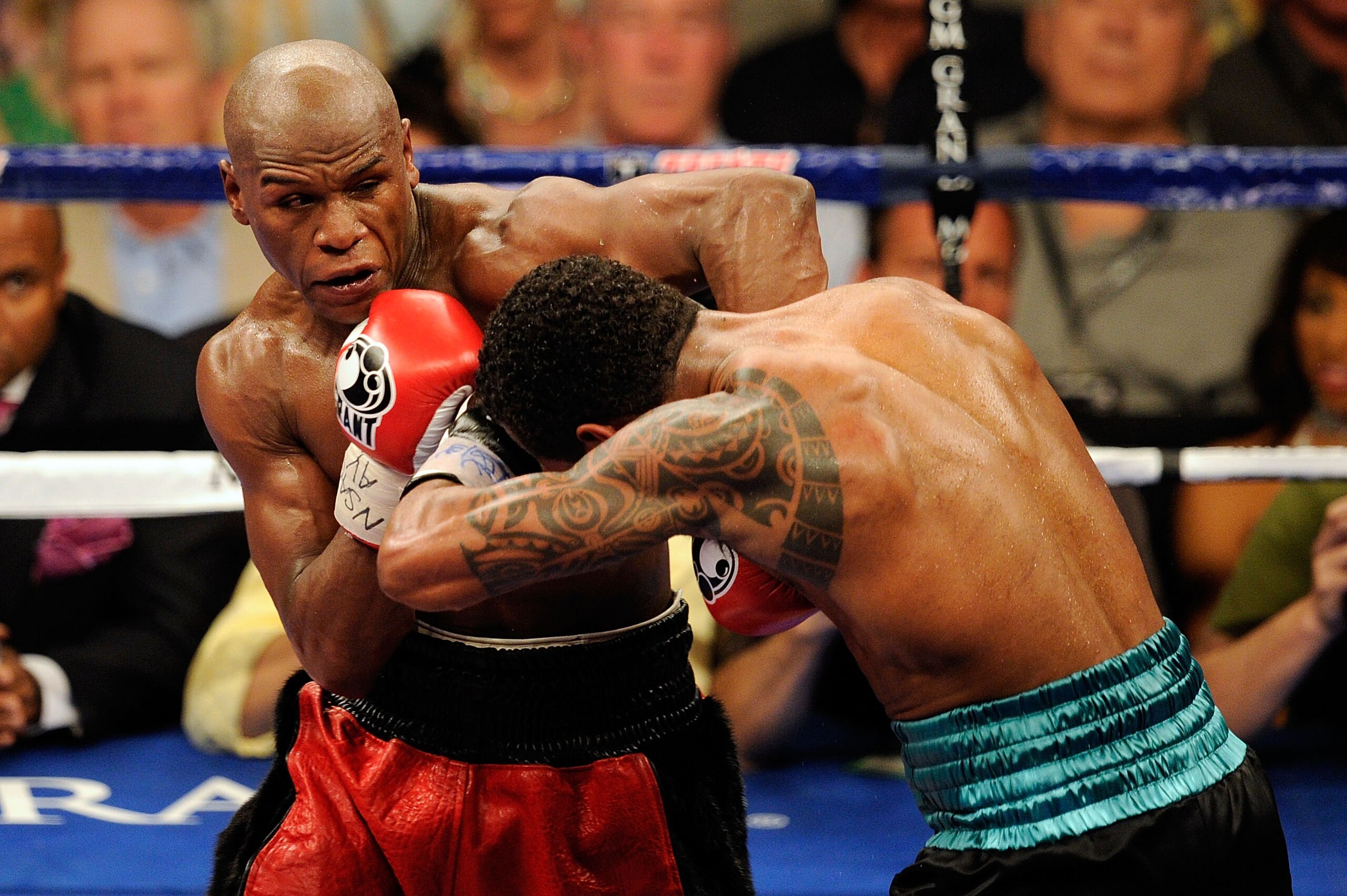 LAS VEGAS - MAY 01:  (L-R) Floyd Mayweather Jr. and Shane Mosley fight during the welterweight fight at the MGM Grand Garden Arena on May 1, 2010 in Las Vegas, Nevada.  (Photo by Ethan Miller/Getty Images)