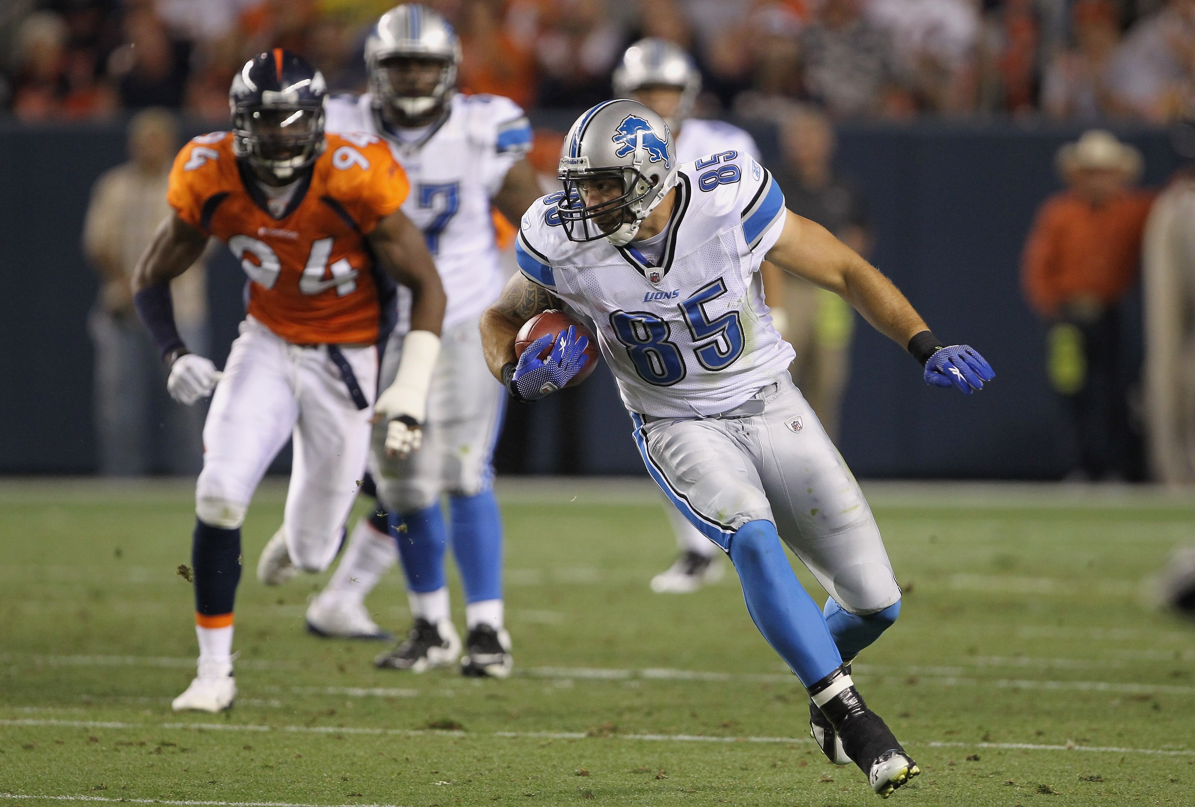 DENVER - AUGUST 21:  Tight end Tony Scheffler #85 of the Detroit Lions makes a reception against the Denver Broncos during preseason NFL action at INVESCO Field at Mile High on August 21, 2010 in Denver, Colorado. The Lions defeated the Broncos 25-20.  (P