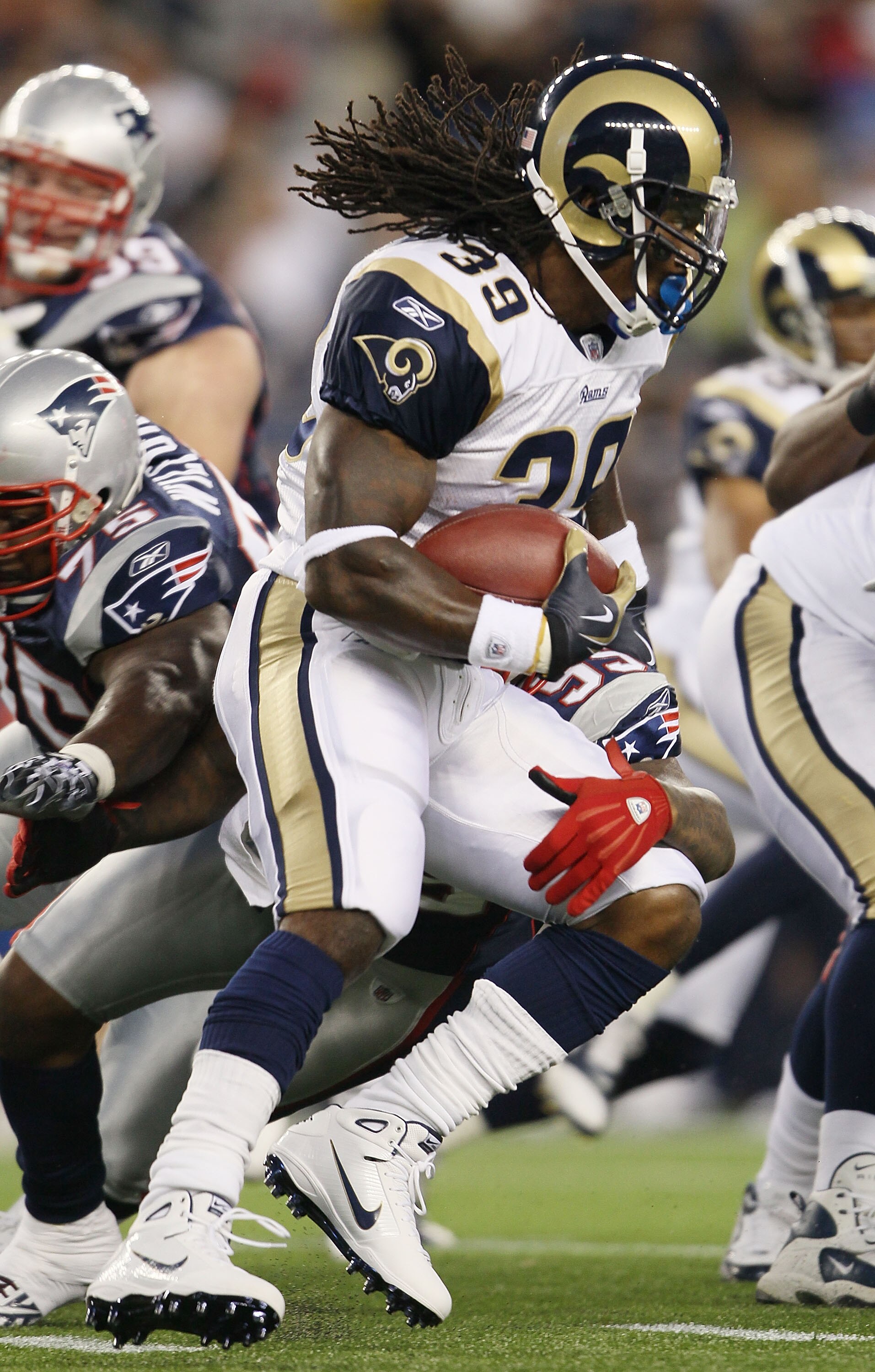 FOXBORO, MA - AUGUST 26:  Steven Jackson #39 of the St. Louis Rams carries the ball in the first quarter against the New England Patriots on August 26, 2010 at Gillette Stadium in Foxboro, Massachusetts.  (Photo by Elsa/Getty Images)