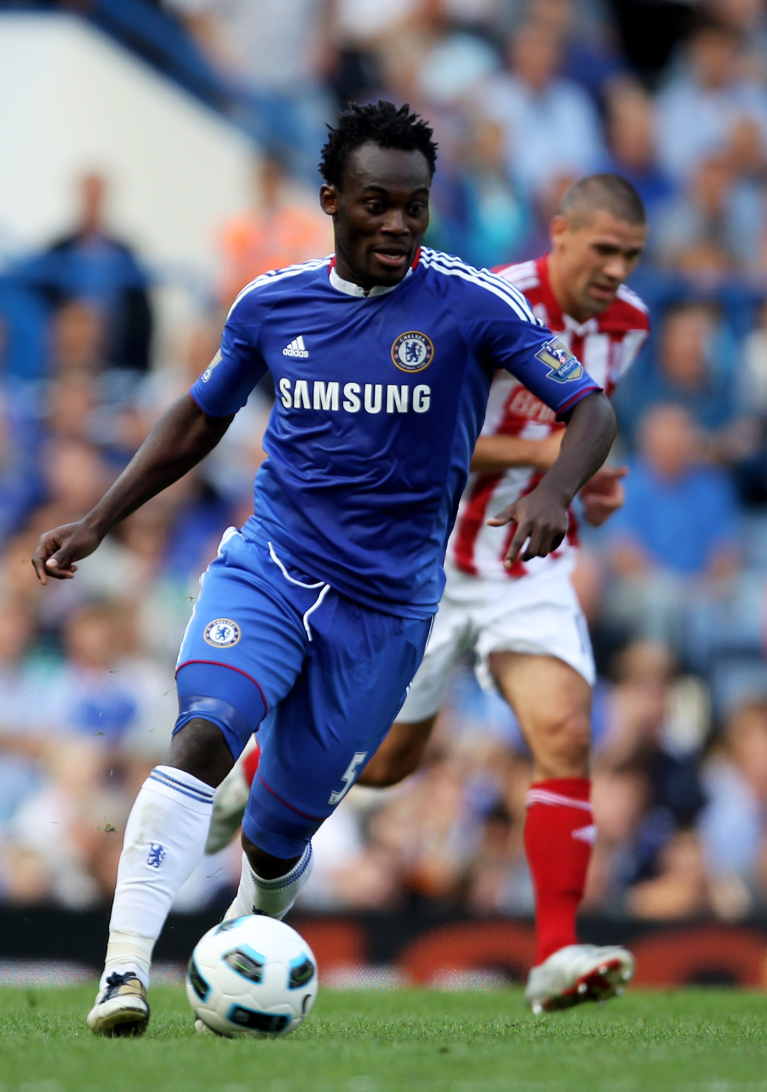 LONDON, ENGLAND - AUGUST 28:  Michael Essien of Chelsea runs with the ball during the Barclays Premier League match between Chelsea and Stoke City at Stamford Bridge on August 28, 2010 in London, England.  (Photo by Bryn Lennon/Getty Images)