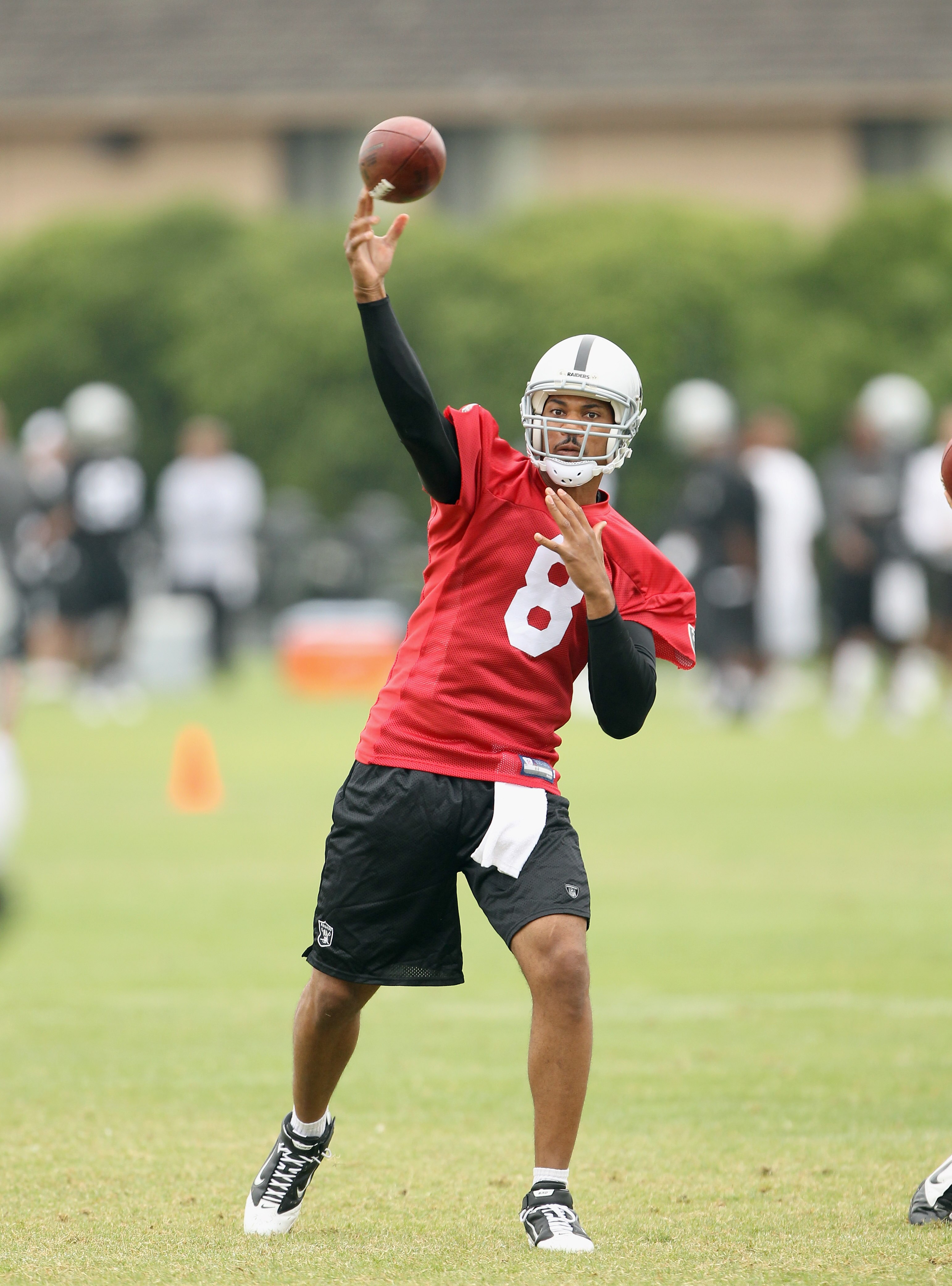 NAPA, CA - AUGUST 01:  Jason Campbell #8 of the Oakland Raiders works out during the Raiders training camp at their Napa Valley Training Complex on August 1, 2010 in Napa, California.  (Photo by Ezra Shaw/Getty Images)
