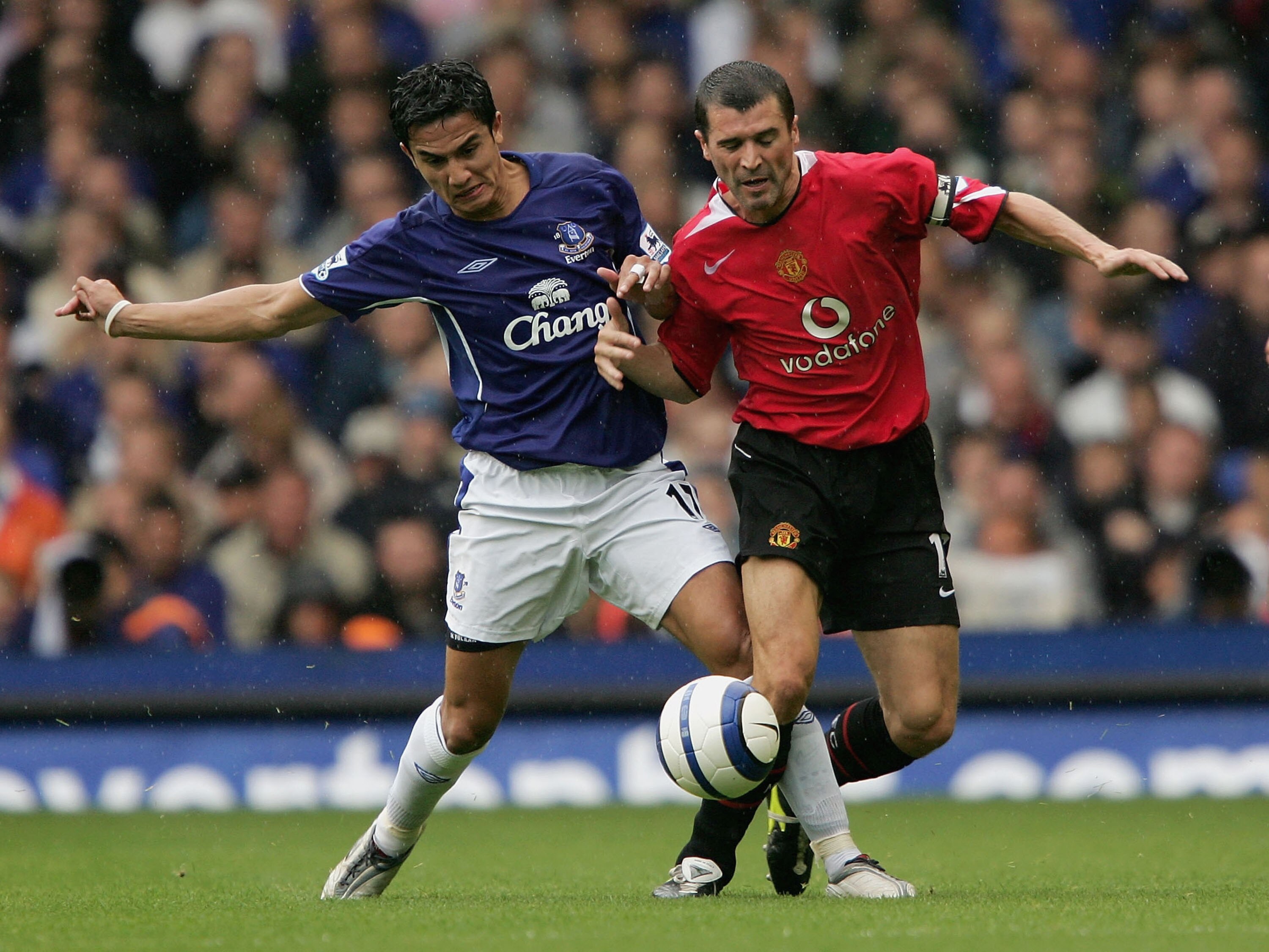 LIVERPOOL, ENGLAND -  AUGUST 13 :  Tim Cahill of Everton in action with Roy Keane of Man Utd during the Barclays Premiership match between Everton and Manchester United at Goodison Park on August 13, 2005 in Liverpool, England.  (Photo by Clive Brunskill/