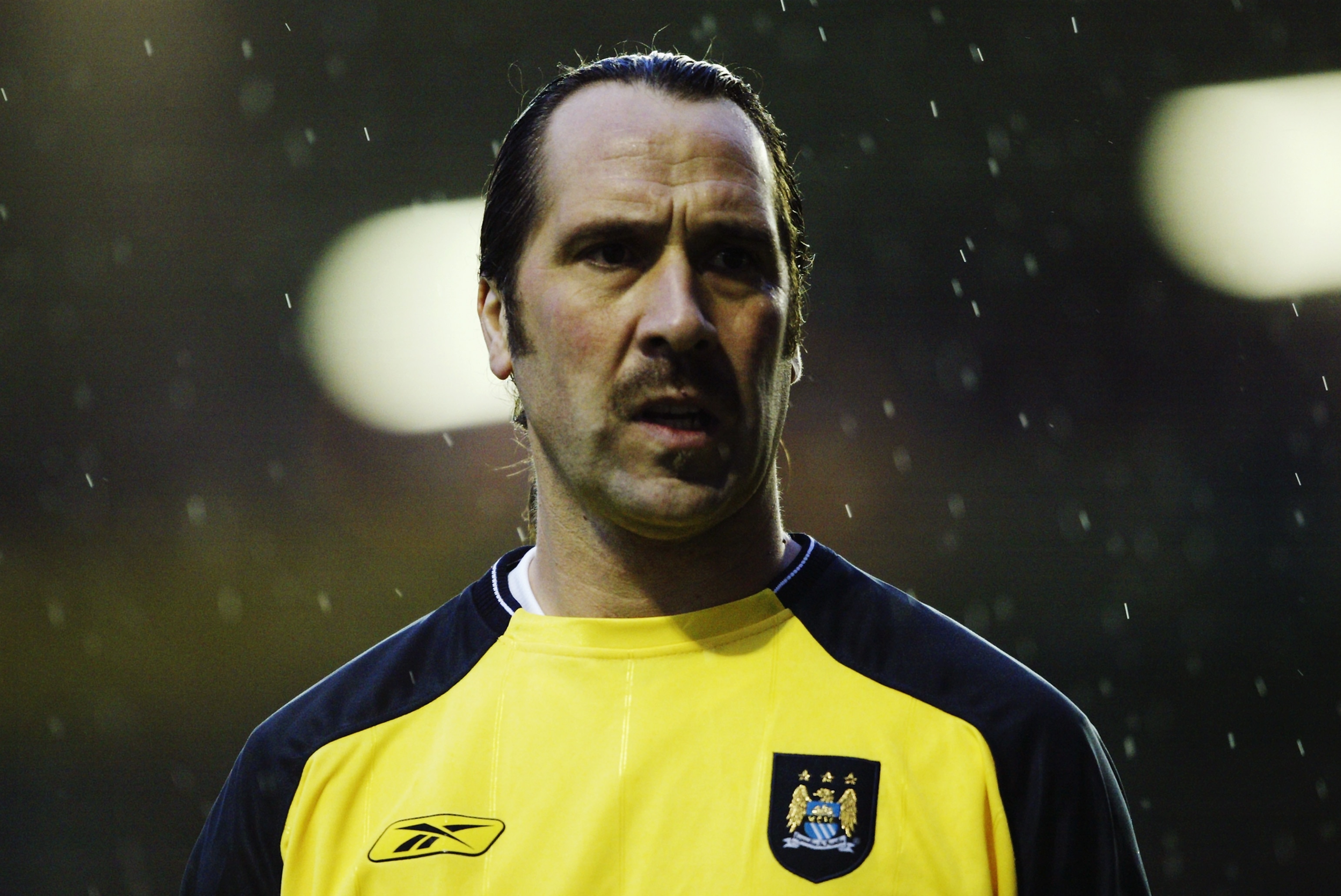 BIRMINGHAM - DECEMBER 26:  David Seaman of Manchester City in action during the FA Barclaycard Premiership match between Birmingham City and Manchester City held on December 26, 2003 at St. Andrews, in Birmingham, England. Birmingham City won the match 2-