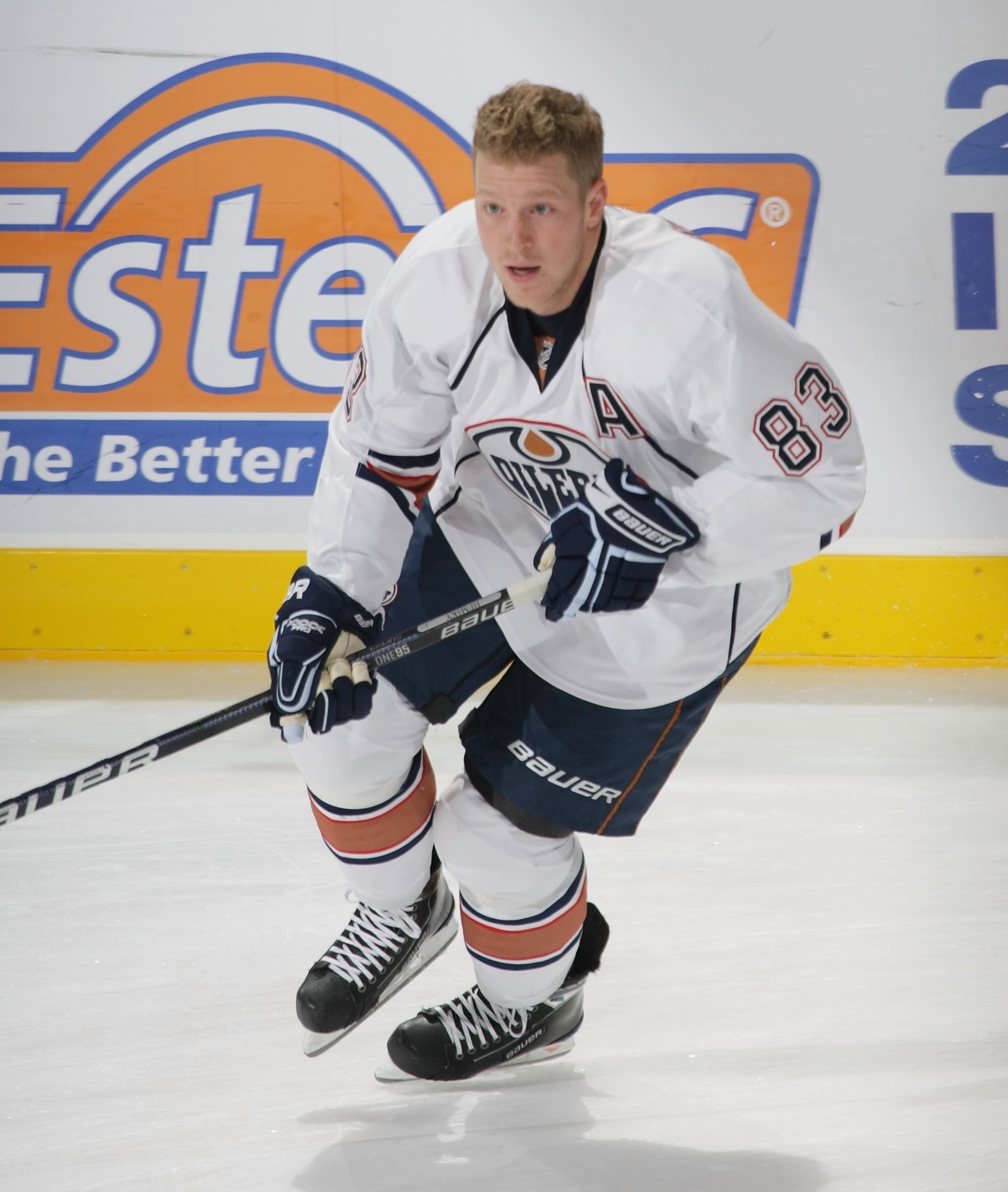 UNIONDALE, NY - NOVEMBER 02:  Ales Hemsky #83 of the Edmonton Oilers skates against the New York Islanders at the Nassau Coliseum on November 2, 2009 in Uniondale, New York.  (Photo by Bruce Bennett/Getty Images)