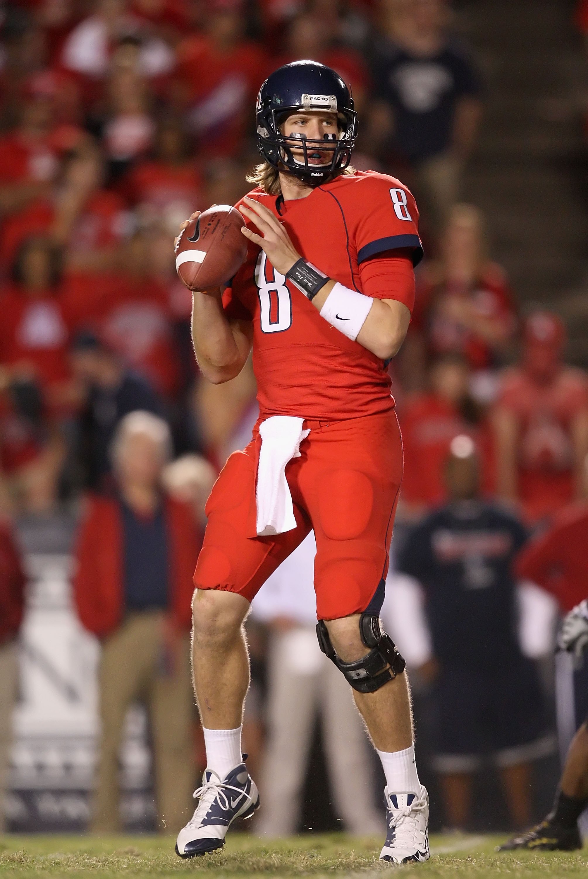 TUCSON, AZ - NOVEMBER 21:  Quarterback Nick Foles #8 of the Arizona Wildcats throws a pass against the Oregon Ducks during the college football game at Arizona Stadium on November 21, 2009 in Tucson, Arizona.  The Ducks defeated the Wildcats 44-41 in seco