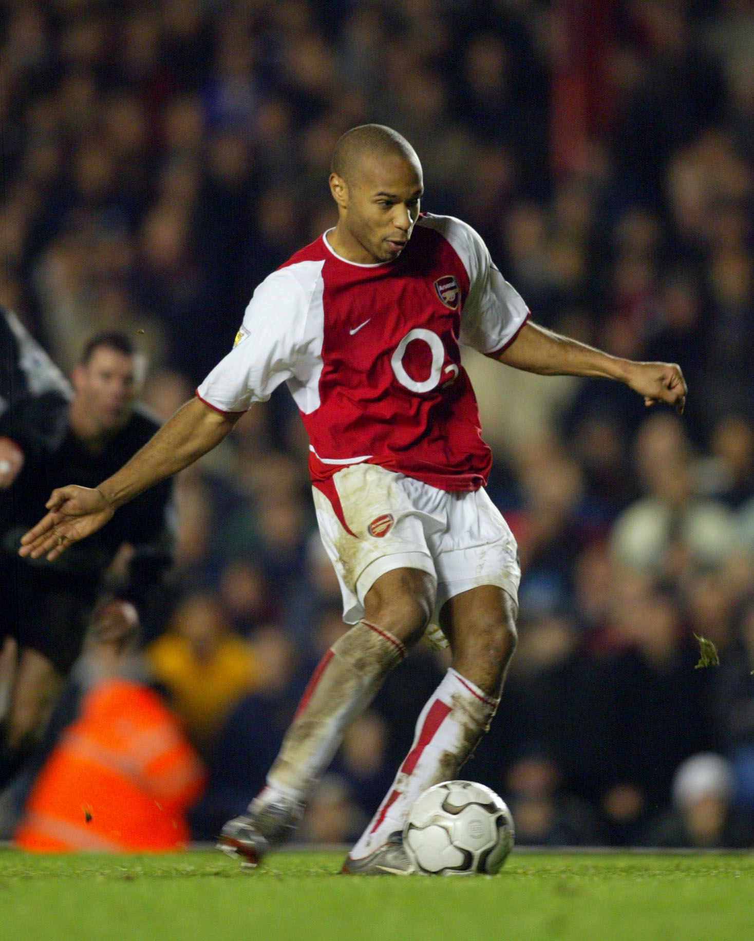 LONDON - DECEMBER 29:  Thierry Henry of Arsenal scores the equilizer from the penalty spot during the FA Barclaycard Premiership match between Arsenal and Liverpool at Highbury in London on December 29, 2002. (Photo By Phil Cole/Getty Images)