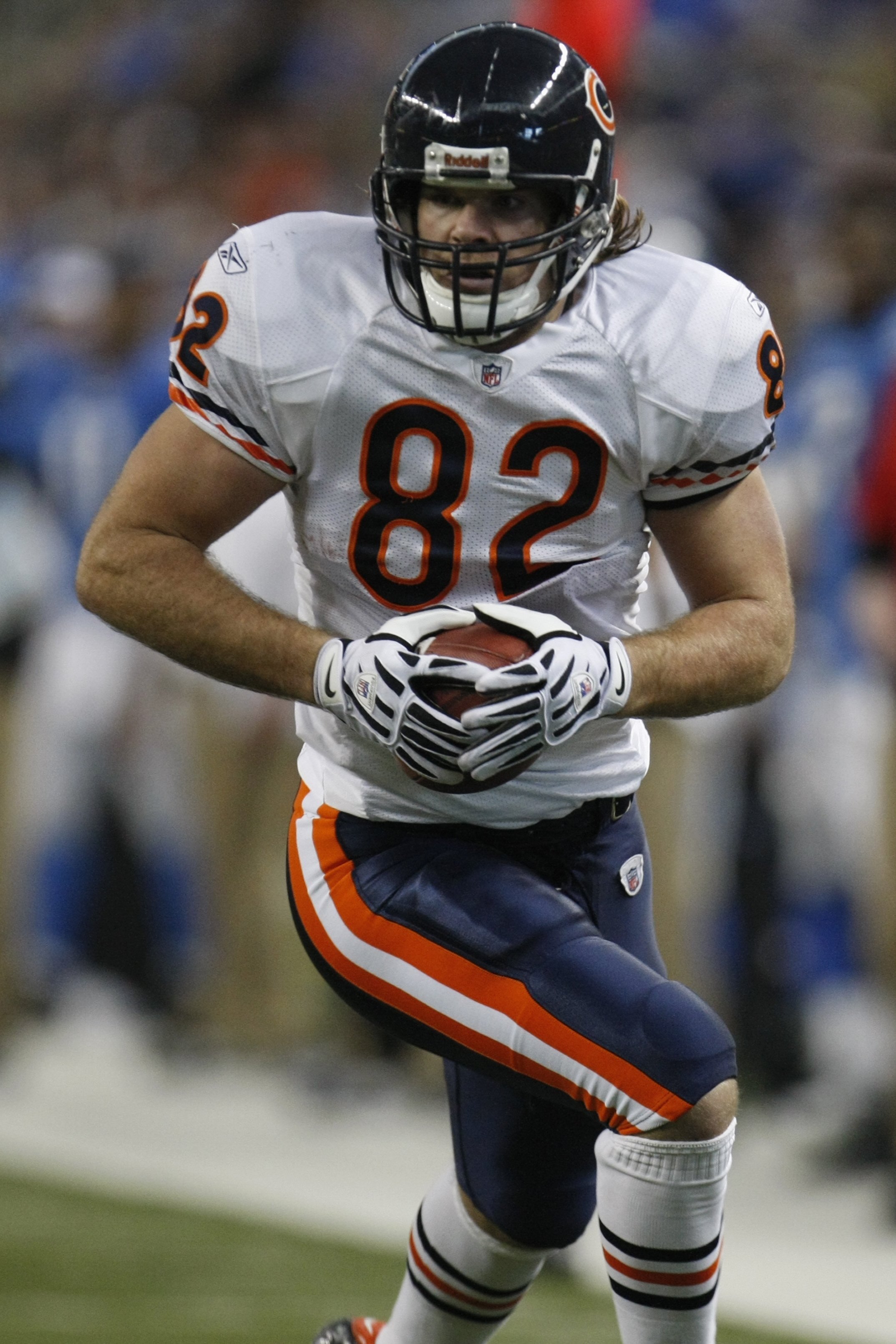 DETROIT - JANUARY 3:  Greg Olsen #82 of the Chicago Bears runs with the ball during the game against the Detroit Lions on January 3, 2010 at Ford Field in Detroit, Michigan. (Photo by Gregory Shamus/Getty Images)