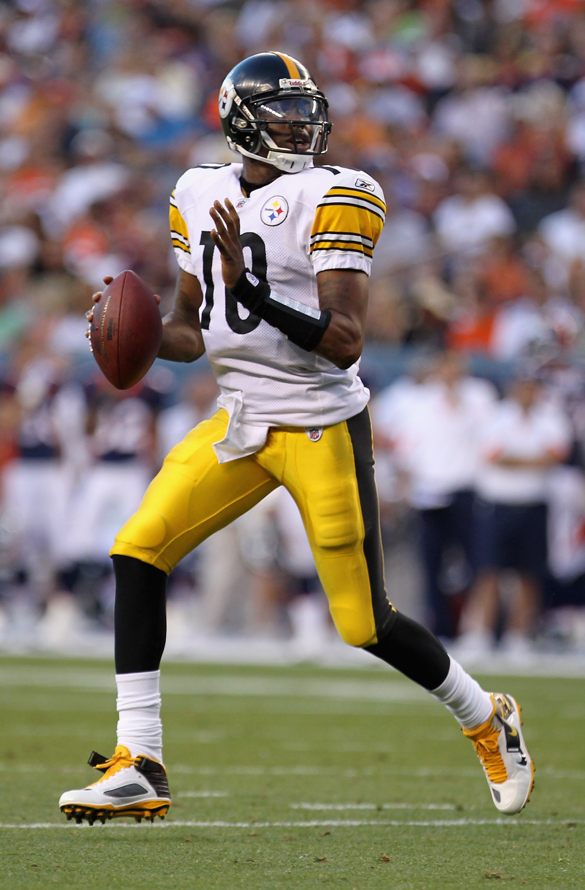 DENVER - AUGUST 29:  Quarterback Dennis Dixon #10 of the Pittsburgh Steelers scrambles against the Denver Broncos during preseason NFL action at INVESCO Field at Mile High on August 29, 2010 in Denver, Colorado.  (Photo by Doug Pensinger/Getty Images)