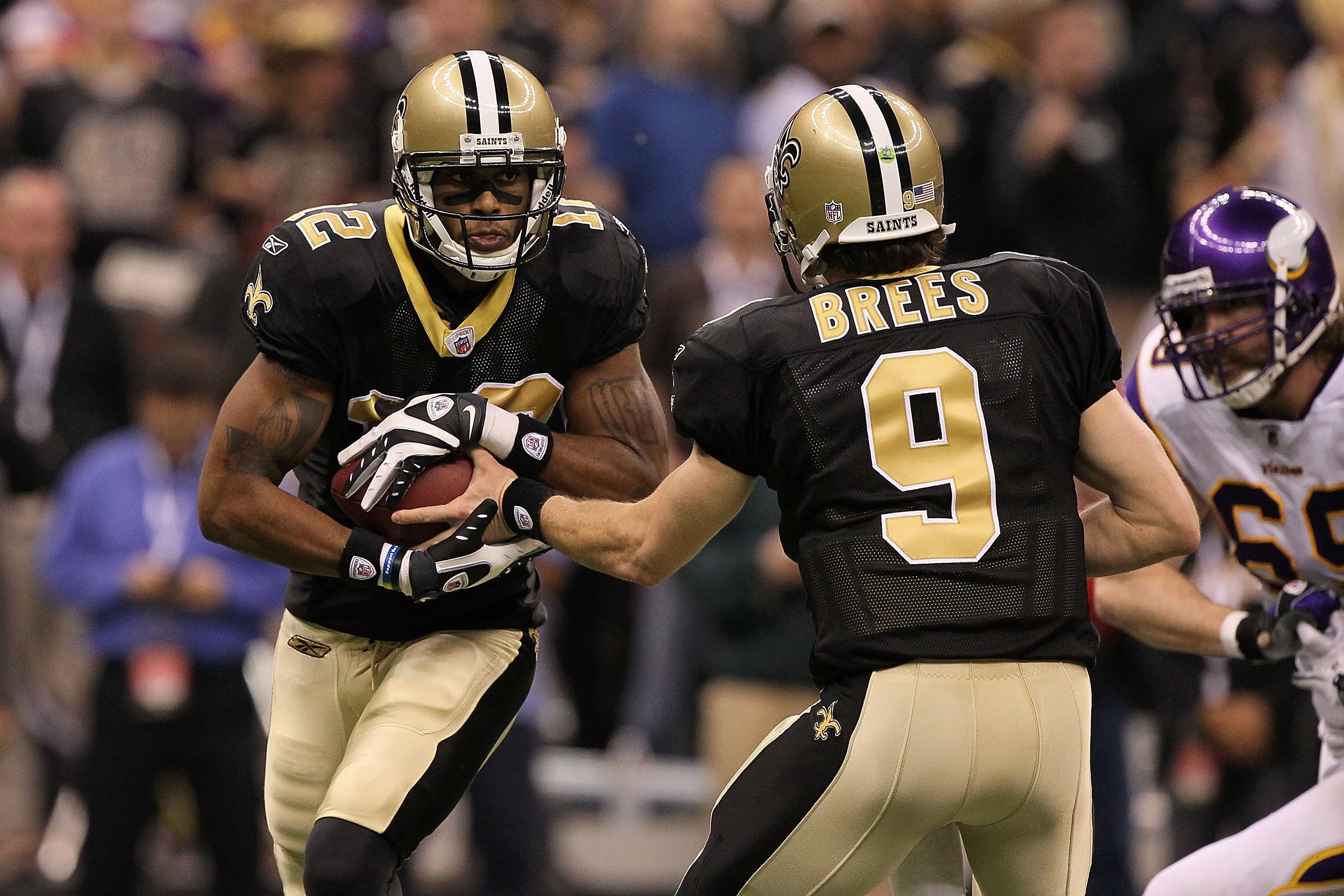 NEW ORLEANS - JANUARY 24:  Marques Colston #12 of the New Orleans Saints takes a hand off from quarterback Drew Brees on a double reverse play against the Minnesota Vikings during the NFC Championship Game at the Louisana Superdome on January 24, 2010 in 