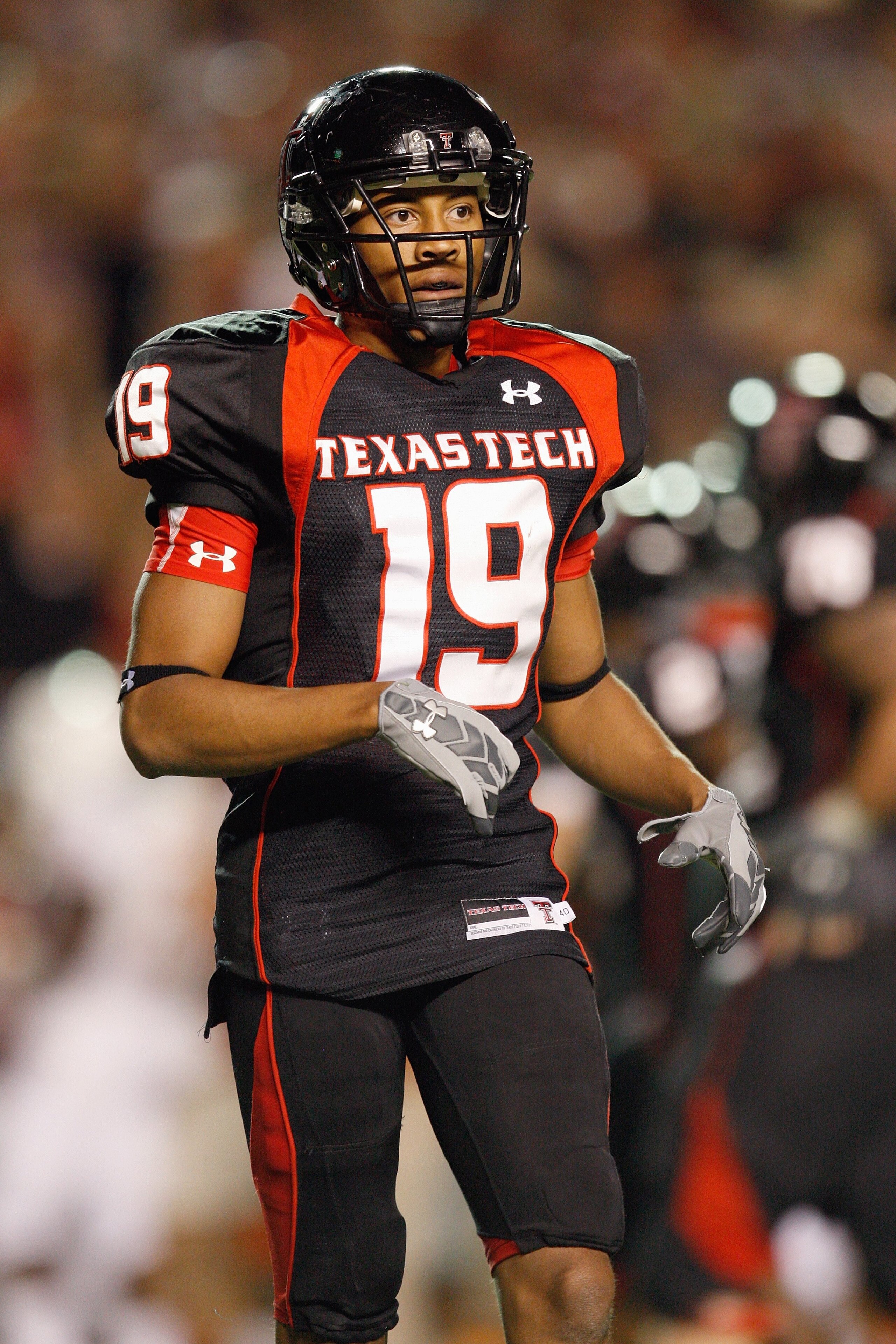 LUBBOCK, TEXAS - NOVEMBER 1: Lyle Leong #19 of the Texas Tech Red Raiders jogs on the field during the game against the Texas Longhorns on November 1, 2008 at Jones Stadium in Lubbock, Texas. (Photo by: Jamie Squire/Getty Images) LUBBOCK, TEXAS - NOVEMBER 1: Lyle Leong #19 of the Texas Tech Red Raiders jogs on the field during the game against the Texas Longhorns on November 1, 2008 at Jones Stadium in Lubbock, Texas. (Photo by: Jamie Squire/Getty Images)