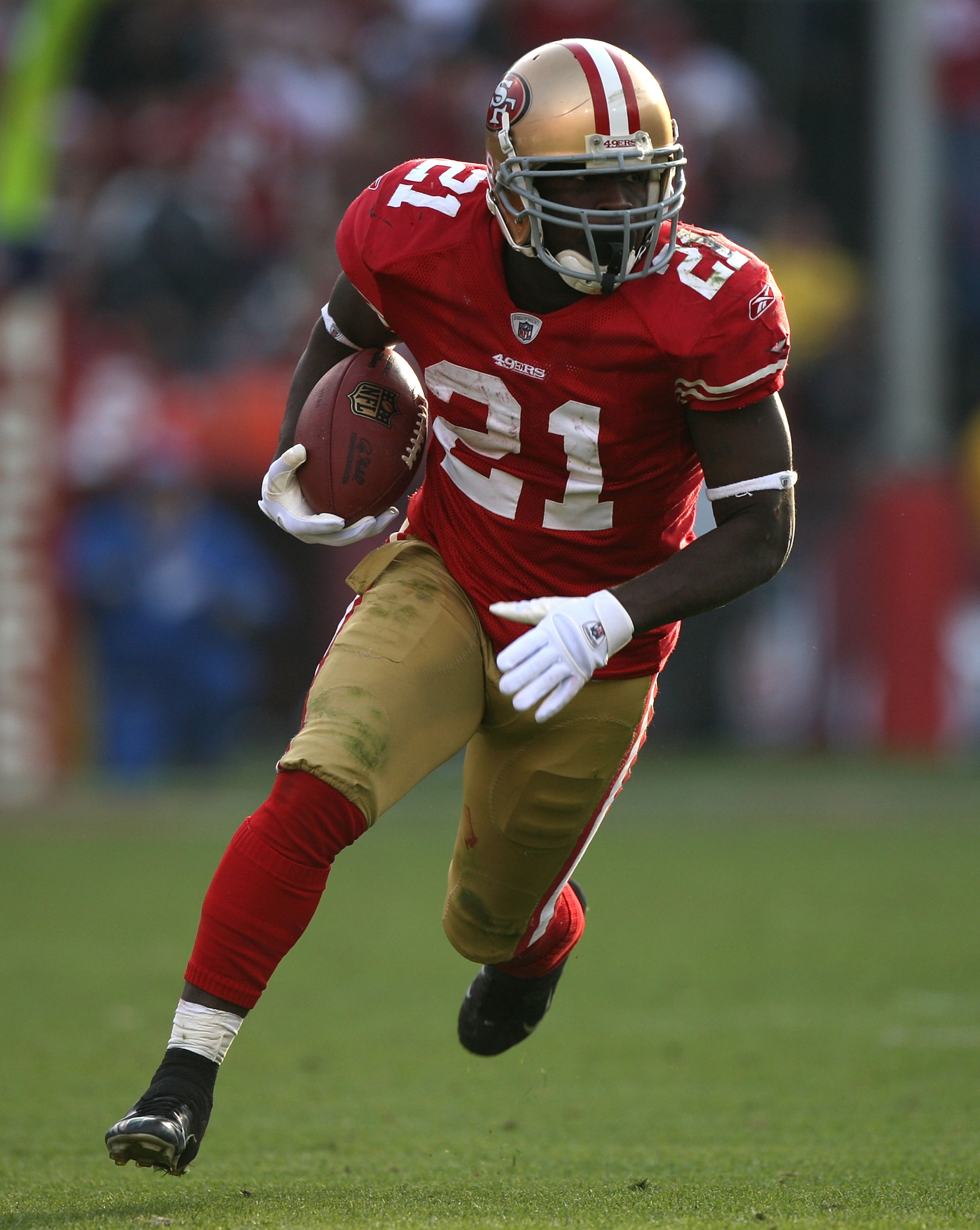 SAN FRANCISCO - DECEMBER 27:  Frank Gore #21 of the San Francisco 49ers runs against the Detroit Lions during an NFL game at Candlestick Park on December 27, 2009 in San Francisco, California.  (Photo by Jed Jacobsohn/Getty Images)