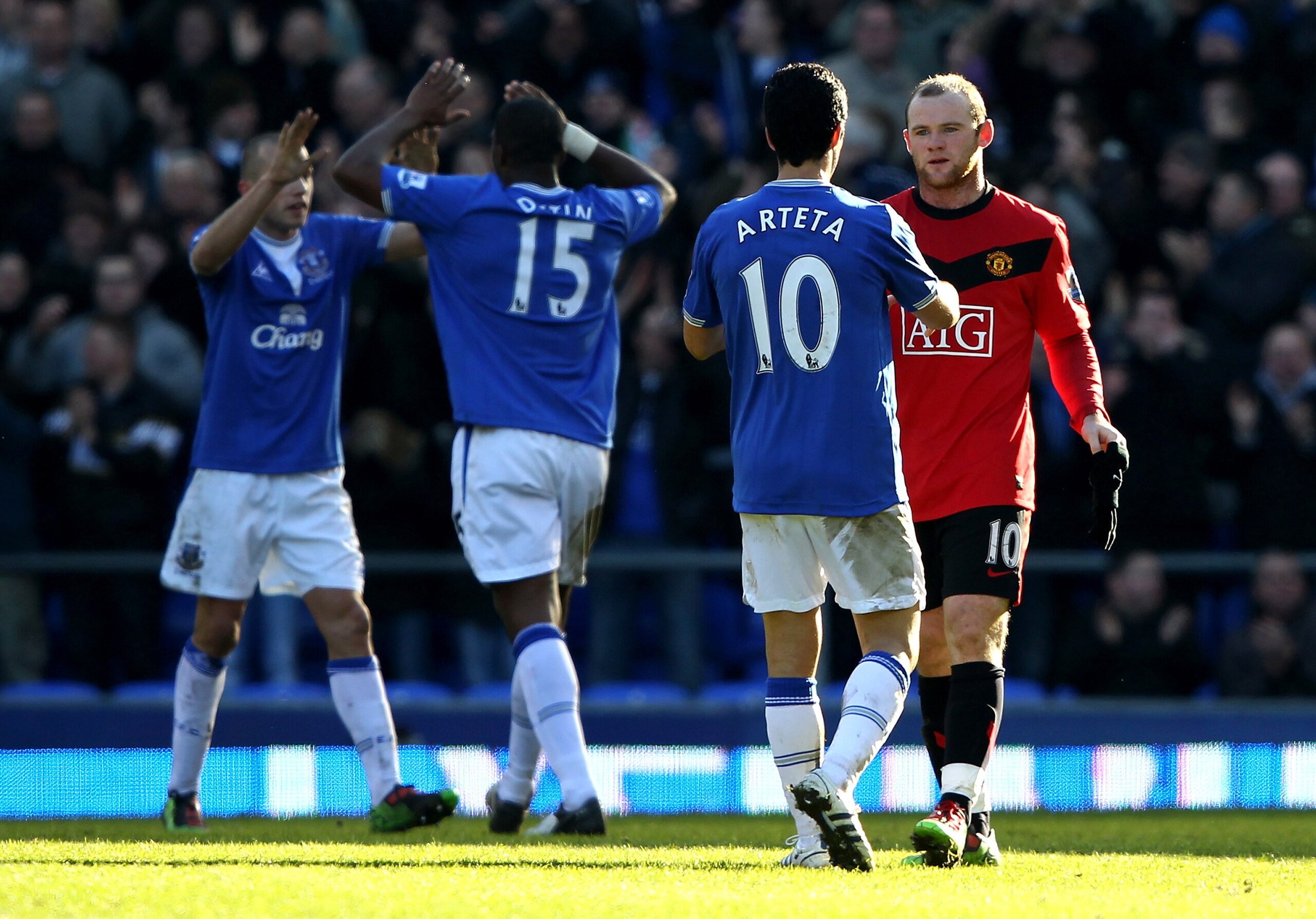 LIVERPOOL, ENGLAND - FEBRUARY 20: Wayne Rooney (R) of Manchester United shakes hands with Mikel Arteta of Everton at the final whistle during the Barclays Premier League match between Everton and Manchester United at Goodison Park on February 20, 2010 in LIVERPOOL, ENGLAND - FEBRUARY 20: Wayne Rooney (R) of Manchester United shakes hands with Mikel Arteta of Everton at the final whistle during the Barclays Premier League match between Everton and Manchester United at Goodison Park on February 20, 2010 in