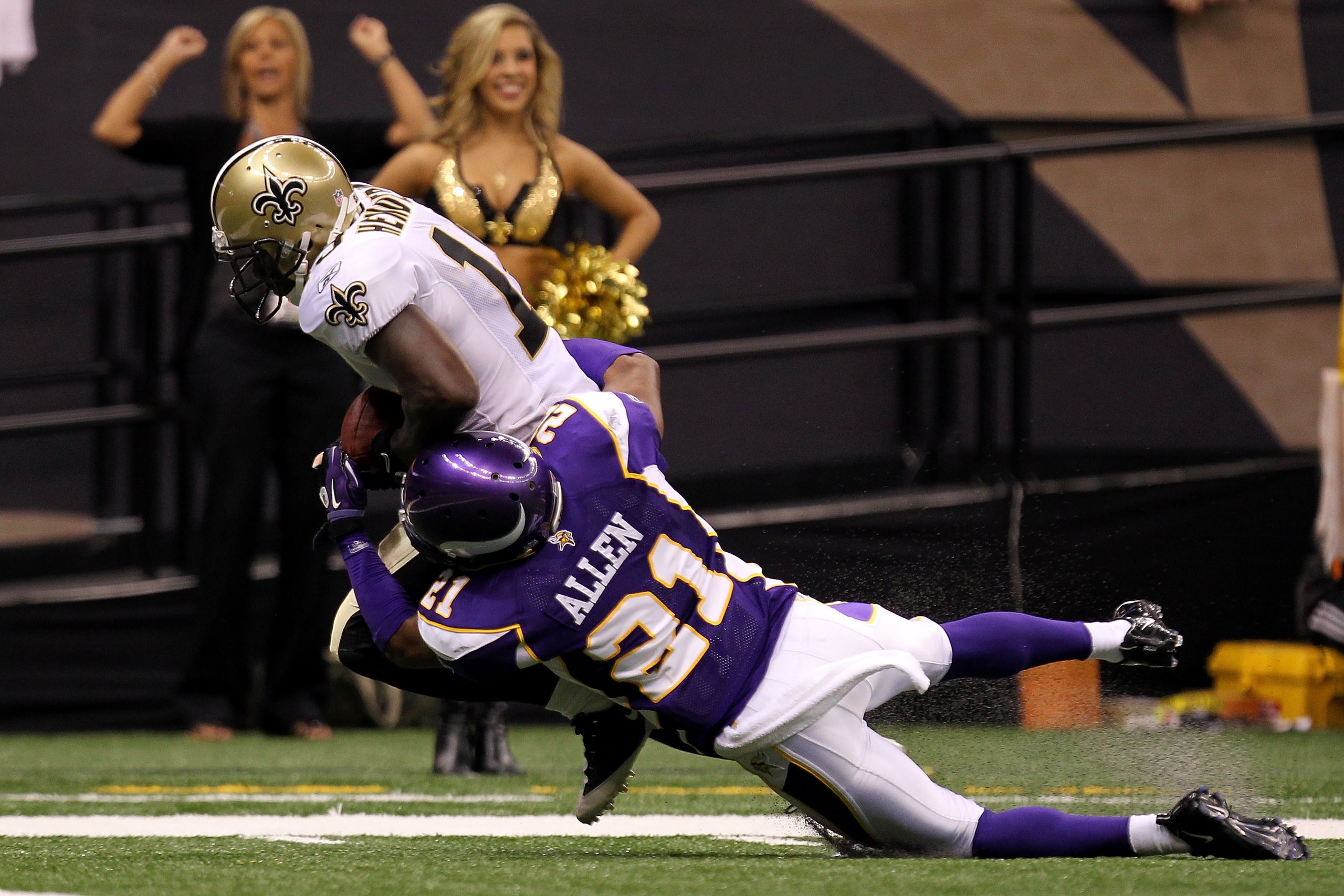 NEW ORLEANS - SEPTEMBER 09:  Devery Henderson #19 of the New Orleans Saints scors a 29-yard touchdown reception in the first quarter against Asher Allen #21 of the Minnesota Vikings at Louisiana Superdome on September 9, 2010 in New Orleans, Louisiana.  (