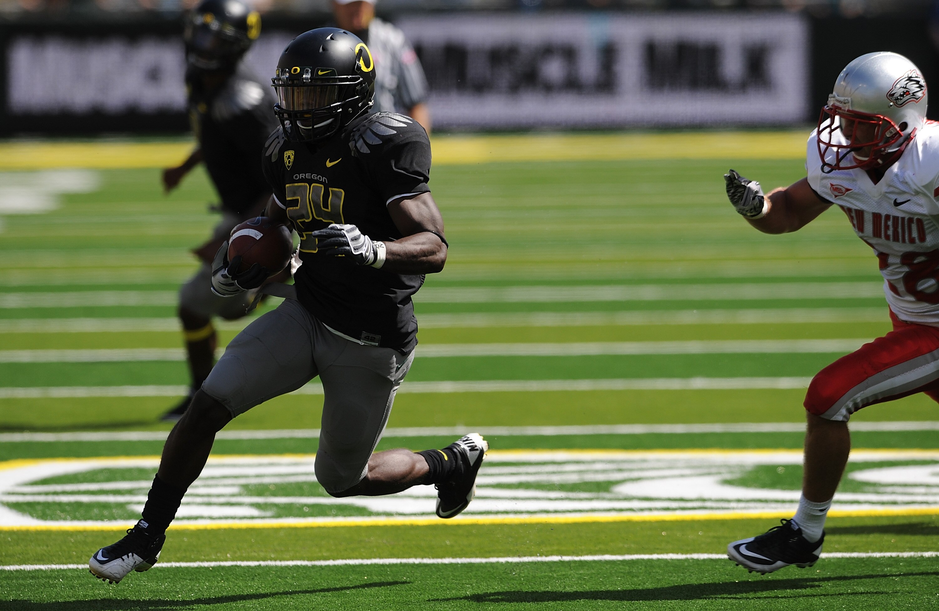 EUGENE, OR - SEPTEMBER 04: Running back Kenjon Barner #24 of the Oregon Ducks turns the corner on safety Bubba Forrest #28 of the New Mexico Lobos and scores a touchdown in the first quarter of the game at Autzen Stadium on September 4, 2010 in Eugene, Or
