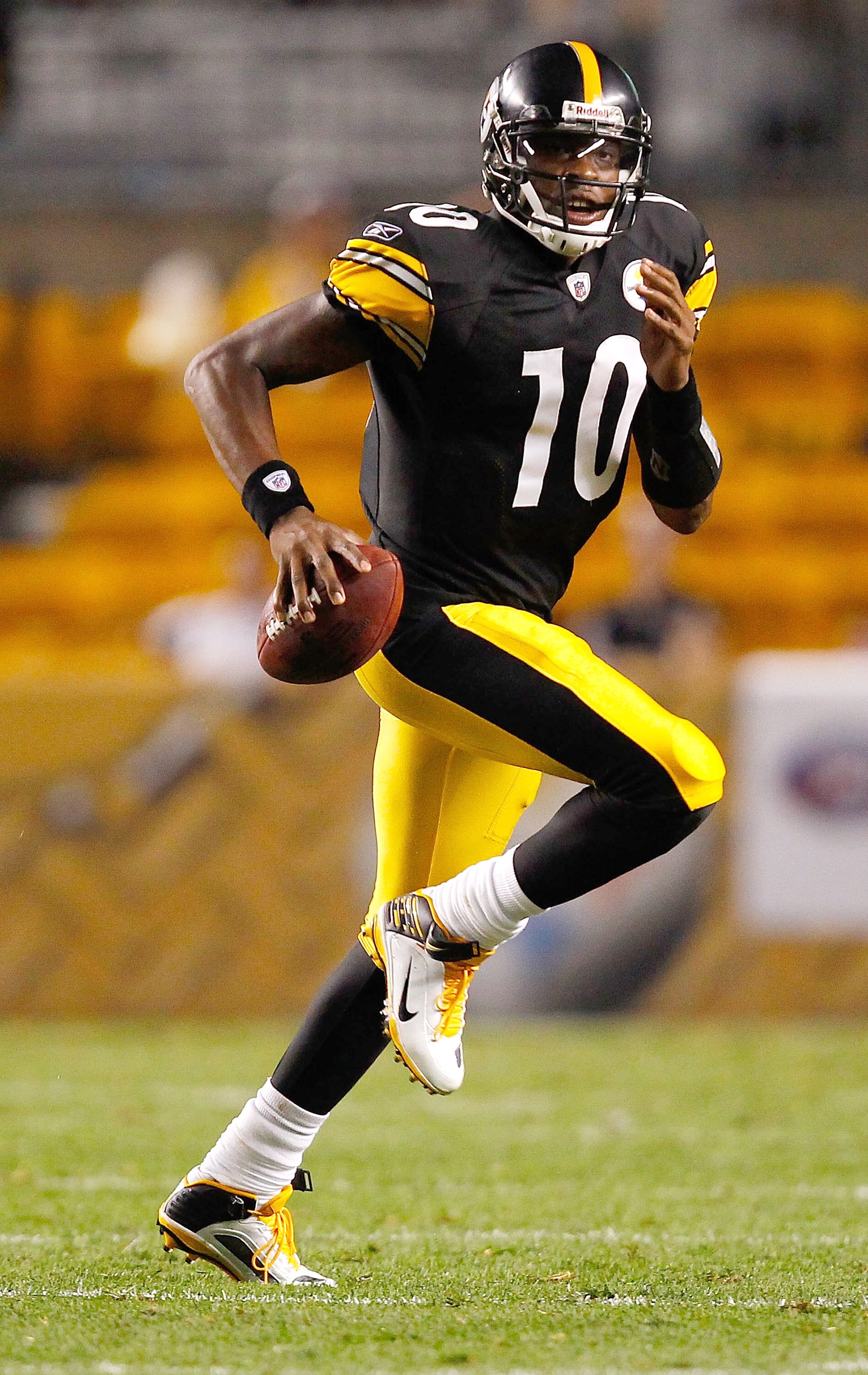 PITTSBURGH - AUGUST 14: Dennis Dixon #10 of the Pittsburgh Steelers runs with the ball against the Detroit Lions during the preseason game on August 14, 2010 at Heinz Field in Pittsburgh, Pennsylvania. (Photo by Jared Wickerham/Getty Images)