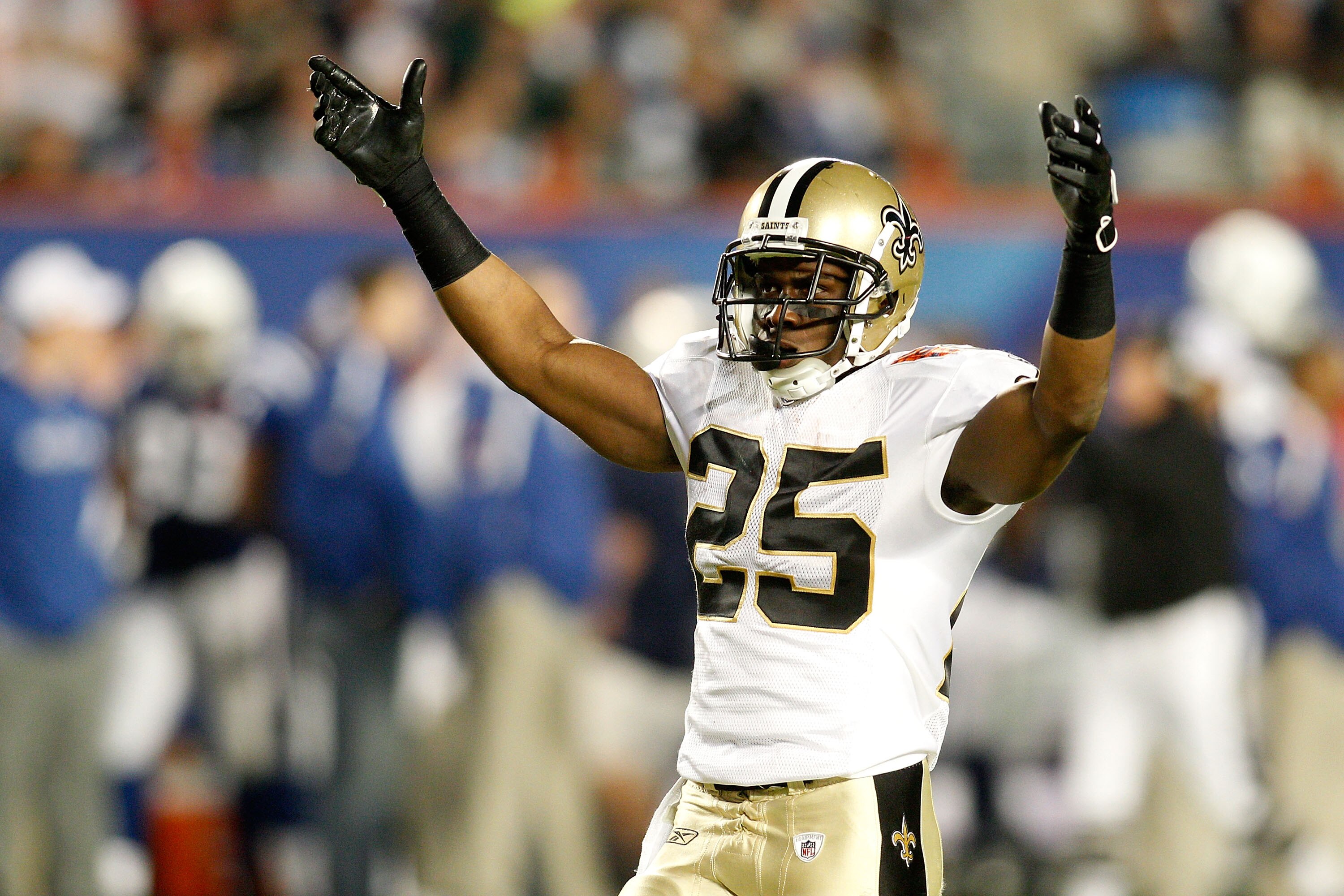 MIAMI GARDENS, FL - FEBRUARY 07:  Reggie Bush #25 of the New Orleans Saints reacts to a play against the Indianapolis Colts during Super Bowl XLIV on February 7, 2010 at Sun Life Stadium in Miami Gardens, Florida.  (Photo by Chris Graythen/Getty Images)