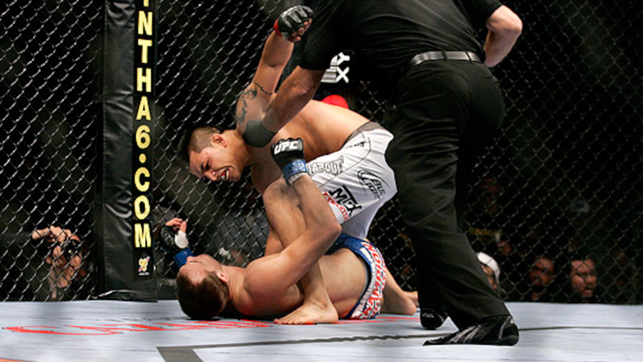 Efrain Escudero pounds out his opponent Efrain Escudero pounds out his opponent