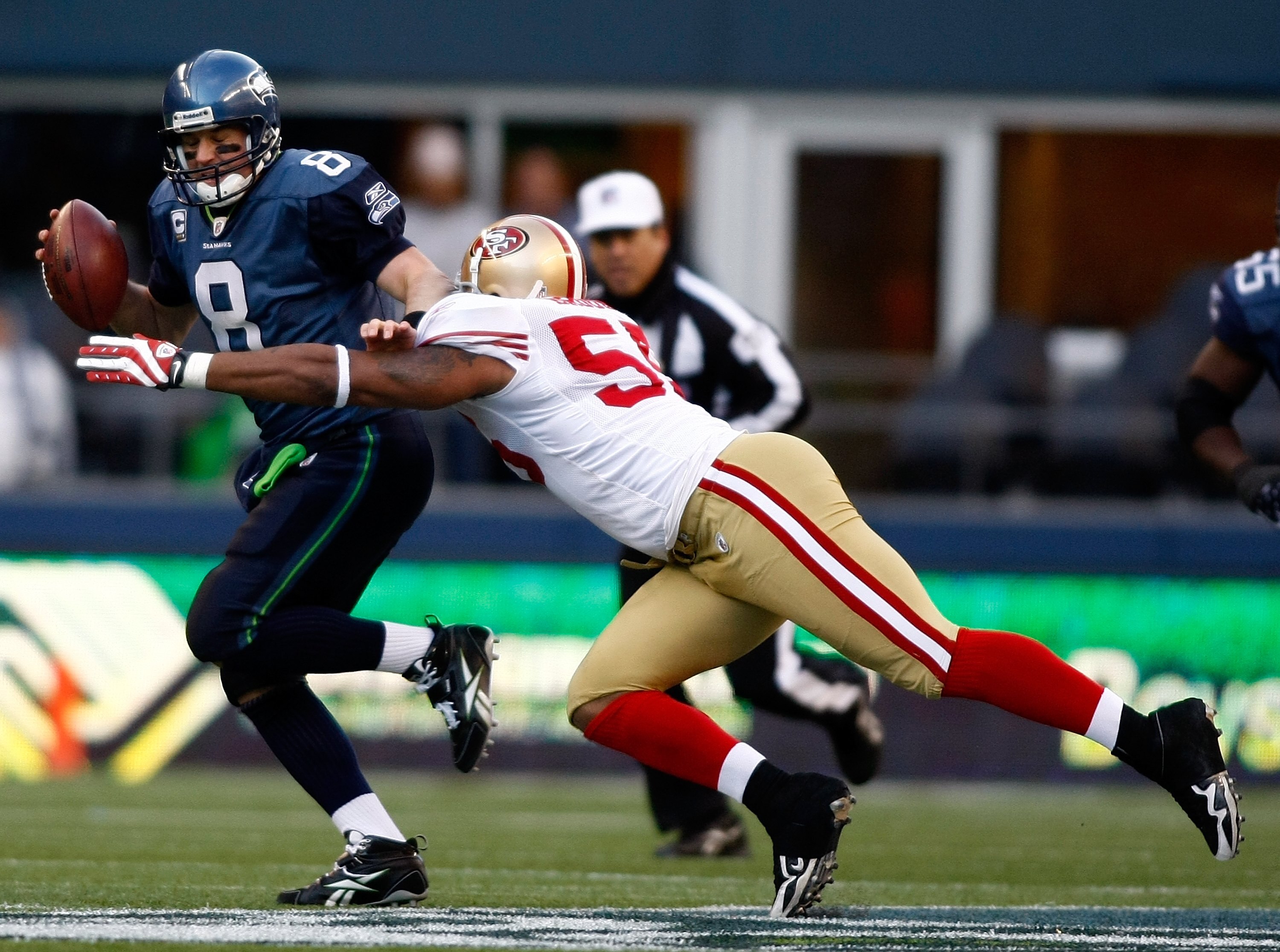 SEATTLE , WA - DECEMBER 06:  Quarterback Matt Hasselbeck #8 of the Seattle Seahawks runs with the ball against the San Francisco 49ers at Qwest Field on December 6, 2009 in Seattle, Washington.  (Photo by Jonathan Ferrey/Getty Images)
