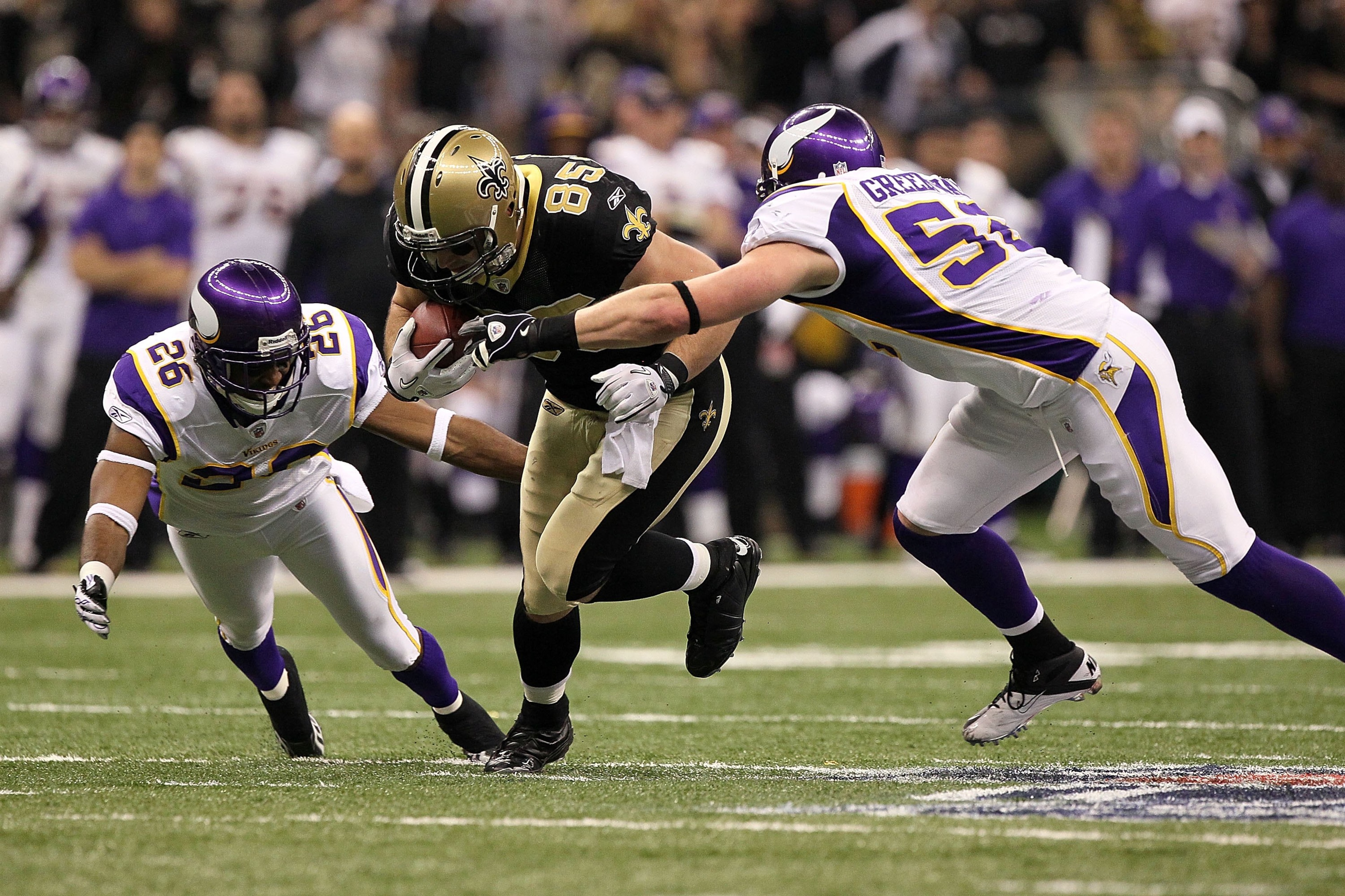 NEW ORLEANS - JANUARY 24:  David Thomas #85 of the New Orleans Saints runs for yards after the catch against Antoine Winfield #26 and Chad Greenway #52 of the Minnesota Vikings during the NFC Championship Game at the Louisiana Superdome on January 24, 201